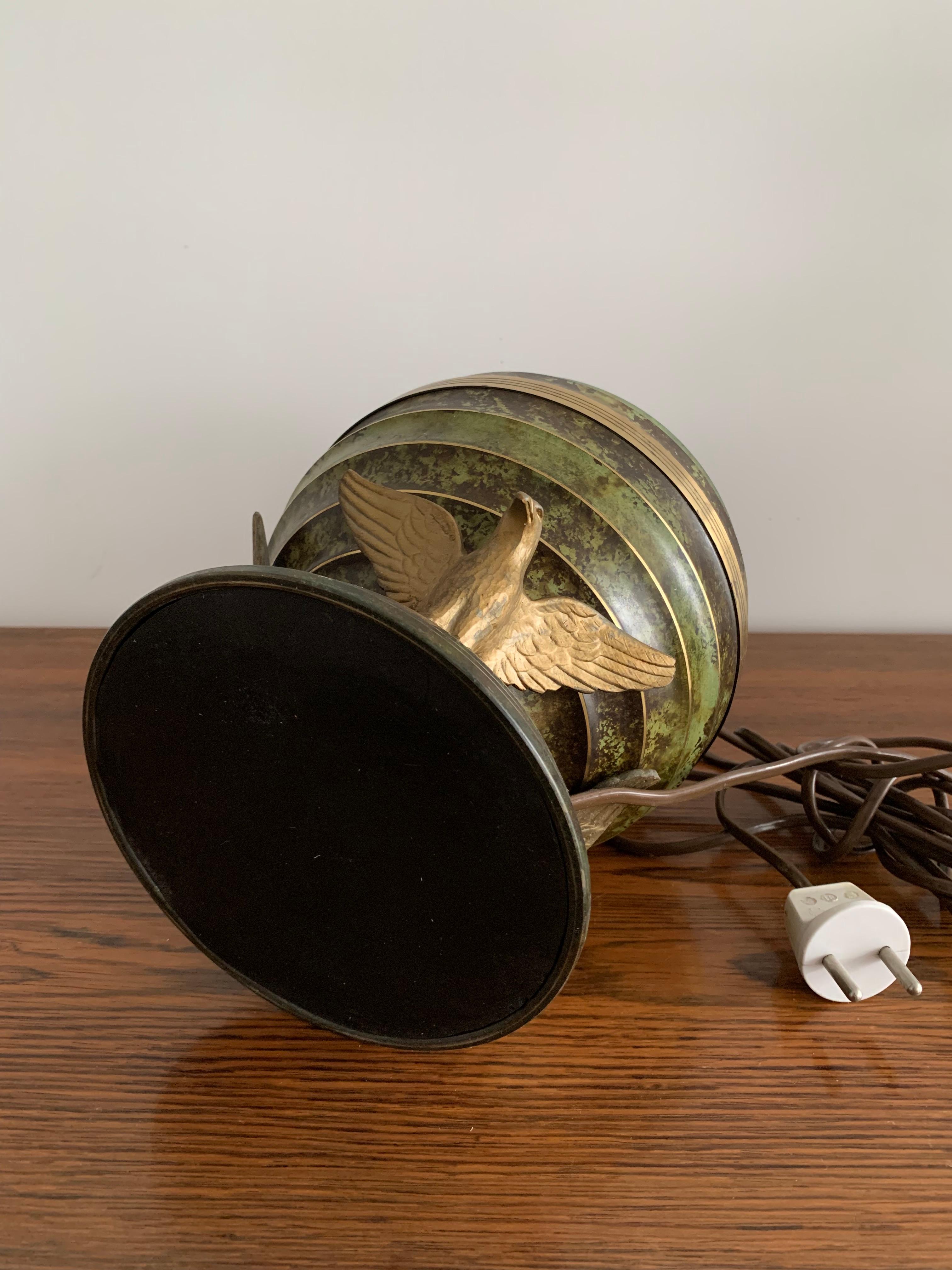 Lampe de table Art déco en bronze patiné aigles tenant un globe France 1940 en vente 7