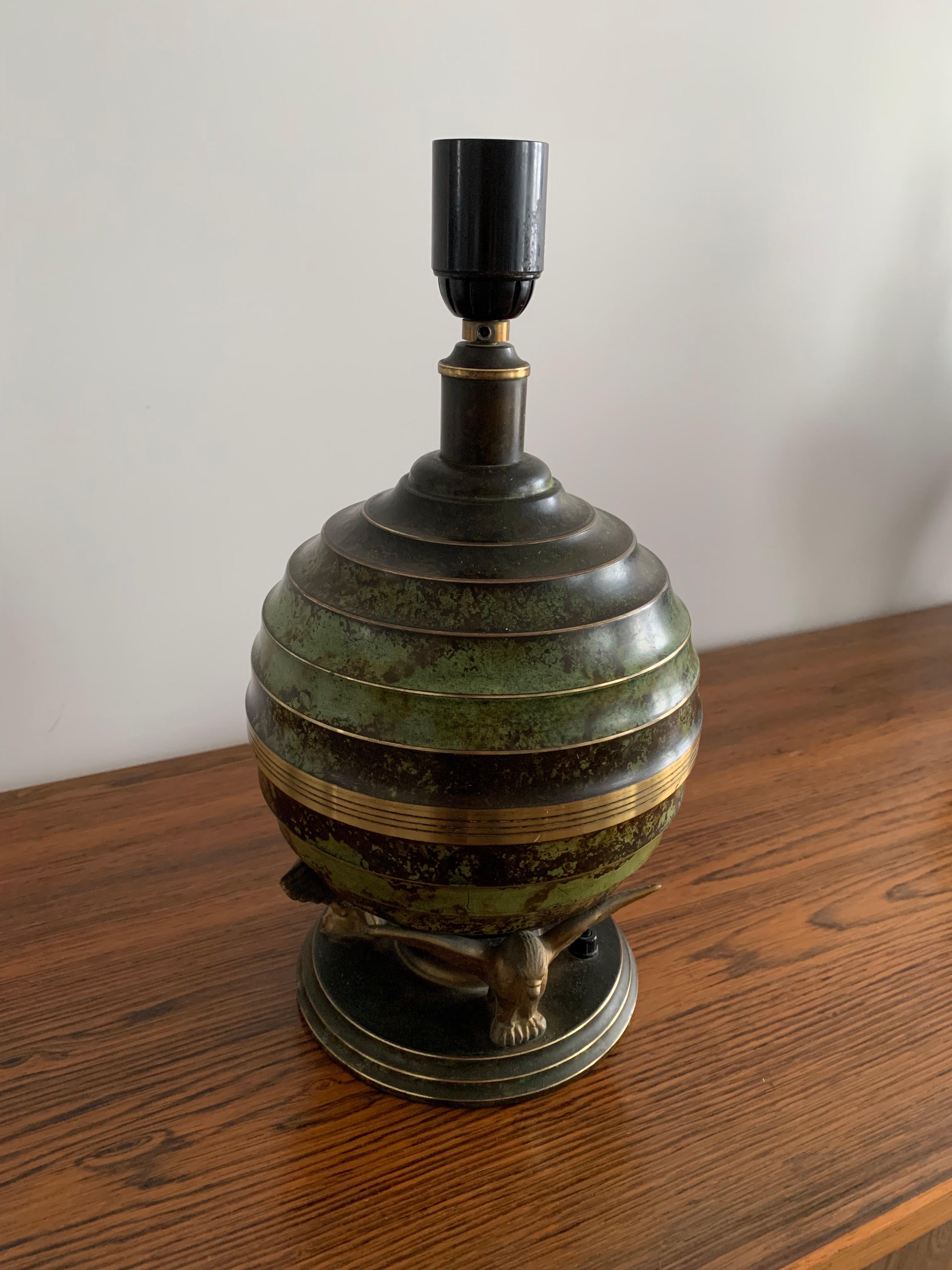 Lampe de table Art déco en bronze patiné aigles tenant un globe France 1940 en vente 8