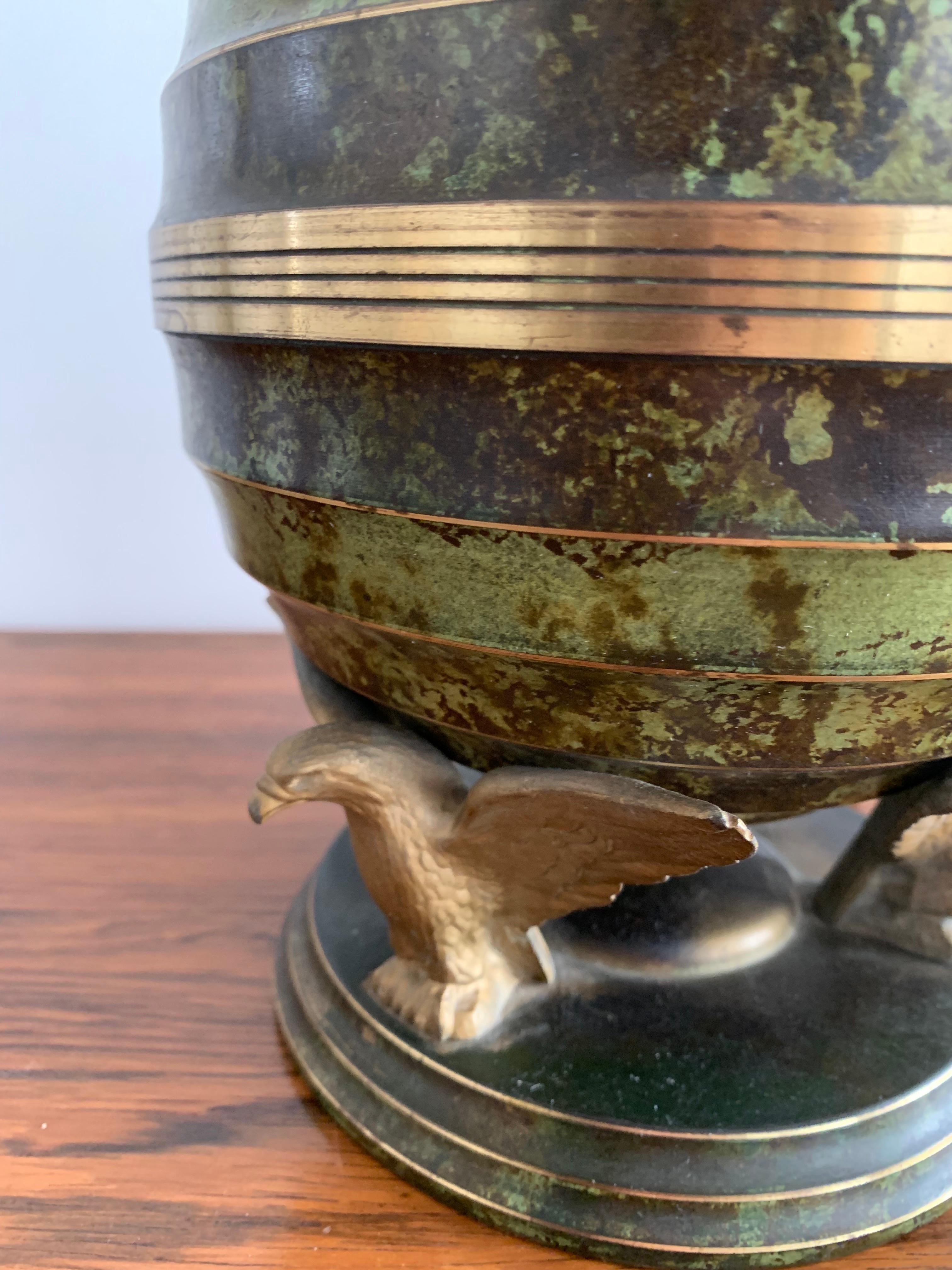 Lampe de table Art déco en bronze patiné aigles tenant un globe France 1940 en vente 9