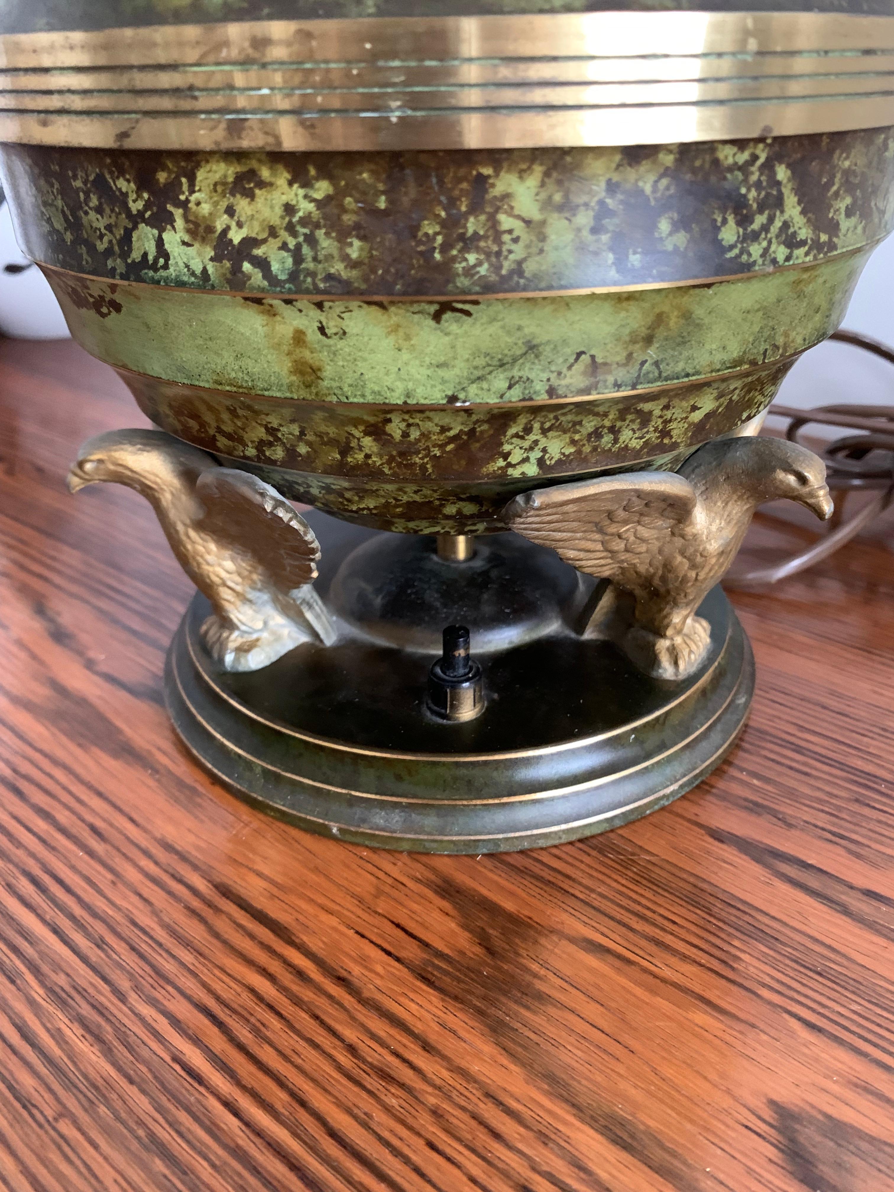 Lampe de table Art déco en bronze patiné aigles tenant un globe France 1940 en vente 10
