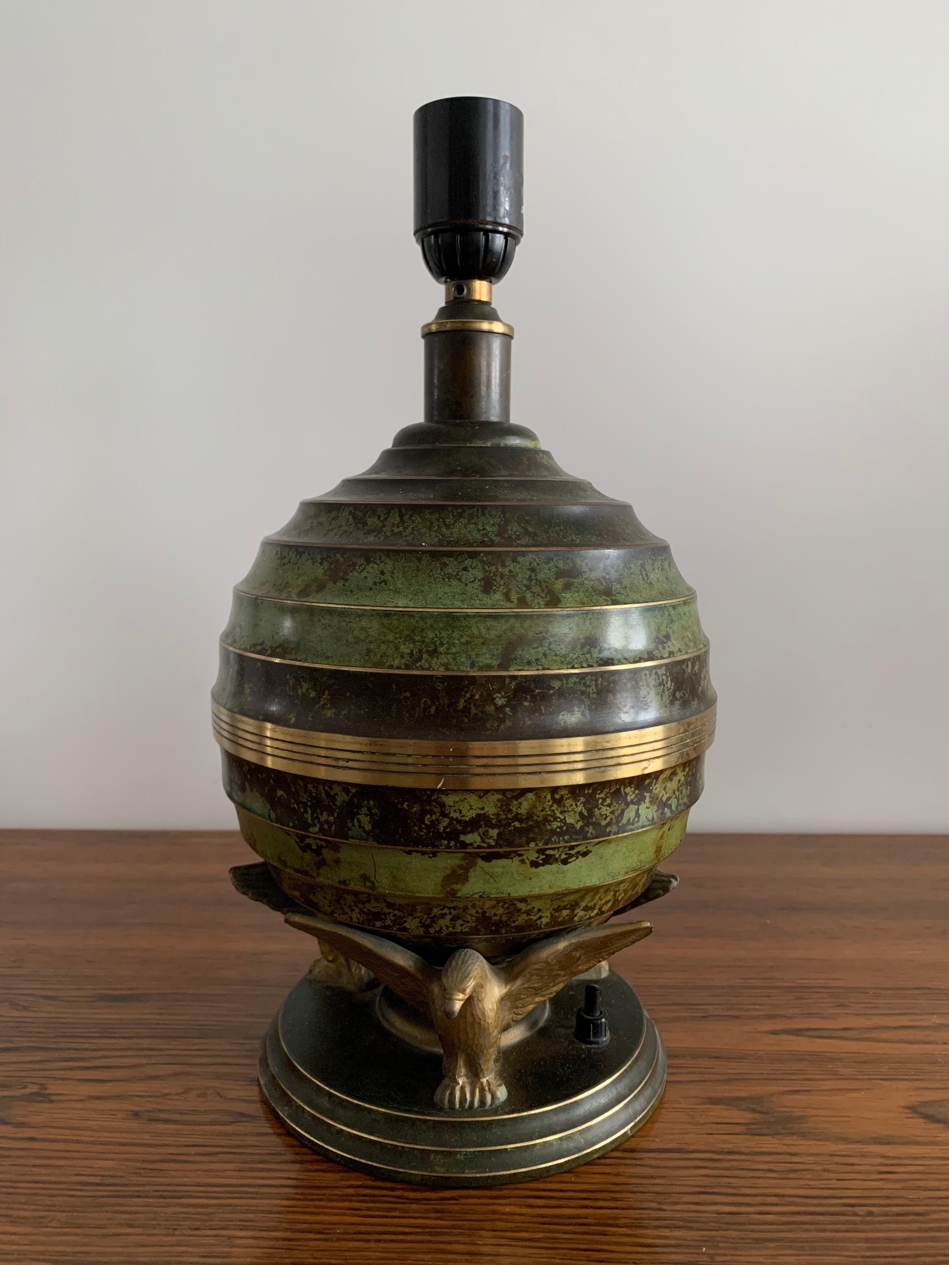 Lampe de table Art déco en bronze patiné aigles tenant un globe France 1940 en vente 14