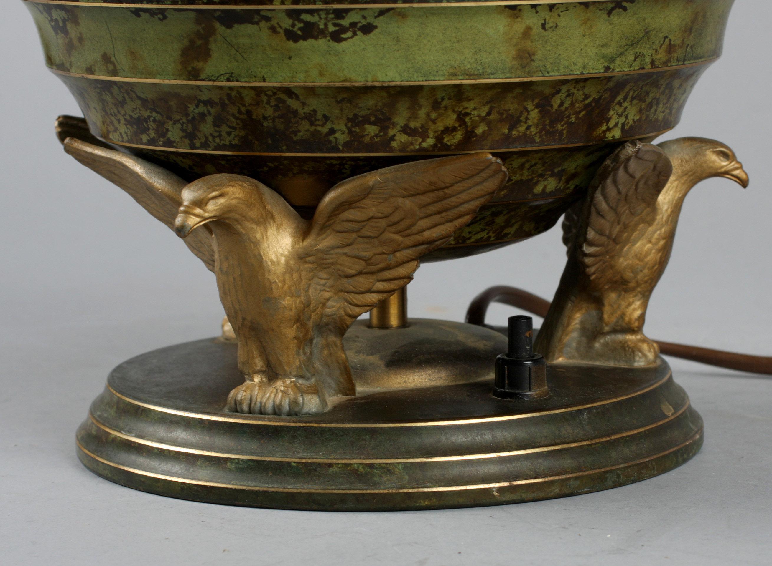 Lampe de table Art déco en bronze patiné aigles tenant un globe France 1940
4 aigles soutenant un globe en bronze patiné dans différentes teintes.  vert .
Bon état