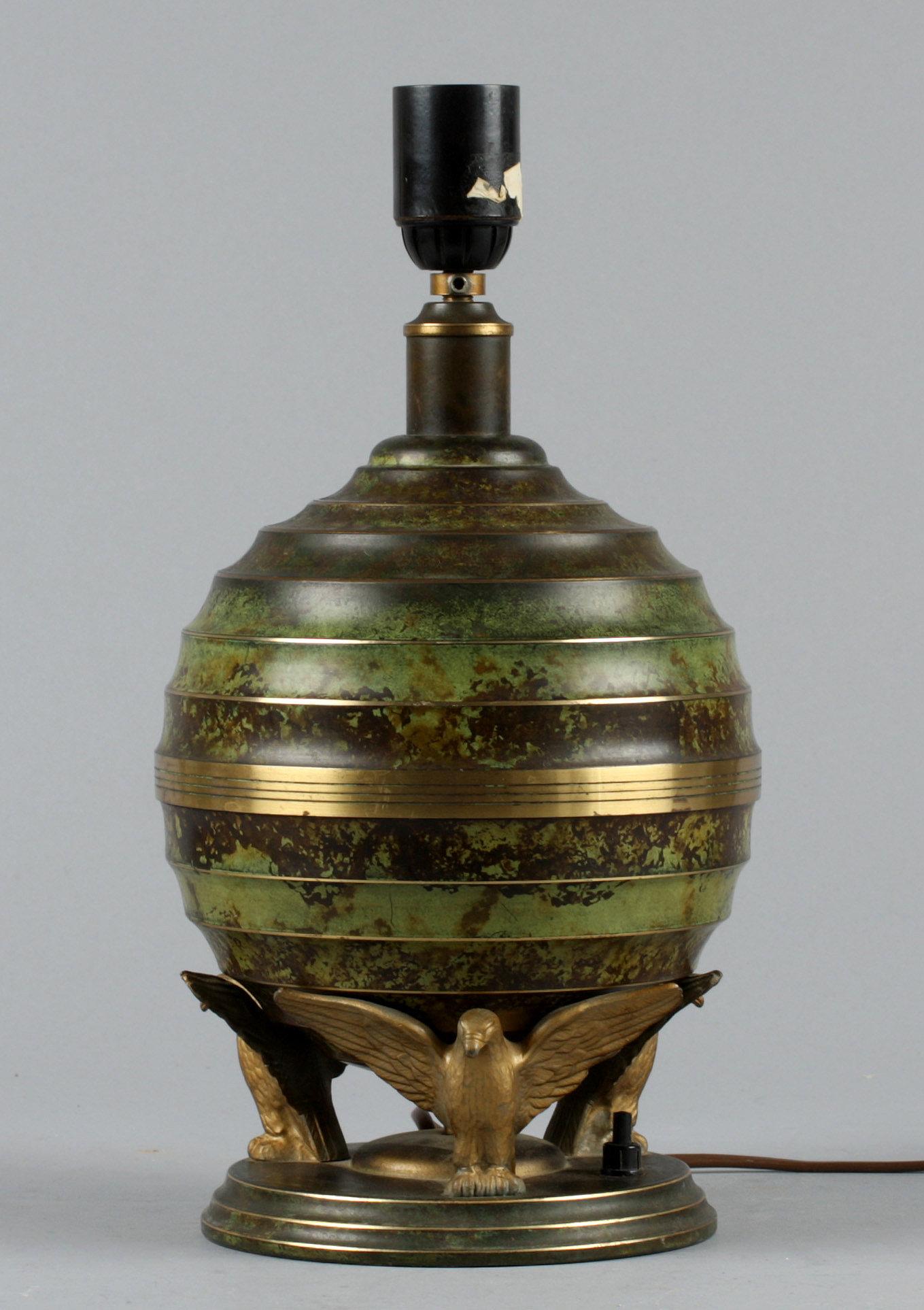 20ième siècle Lampe de table Art déco en bronze patiné aigles tenant un globe France 1940 en vente