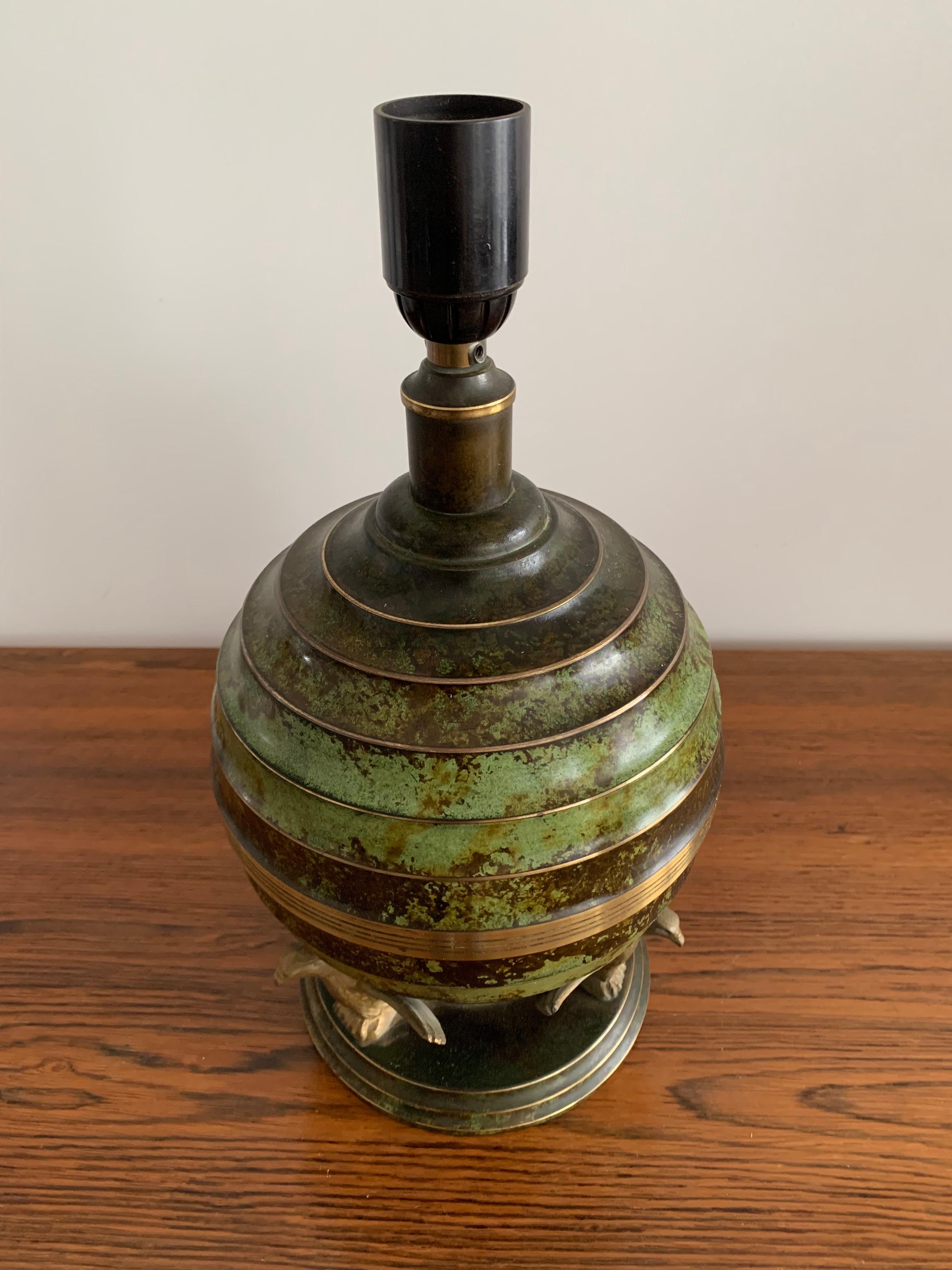 Lampe de table Art déco en bronze patiné aigles tenant un globe France 1940 en vente 1