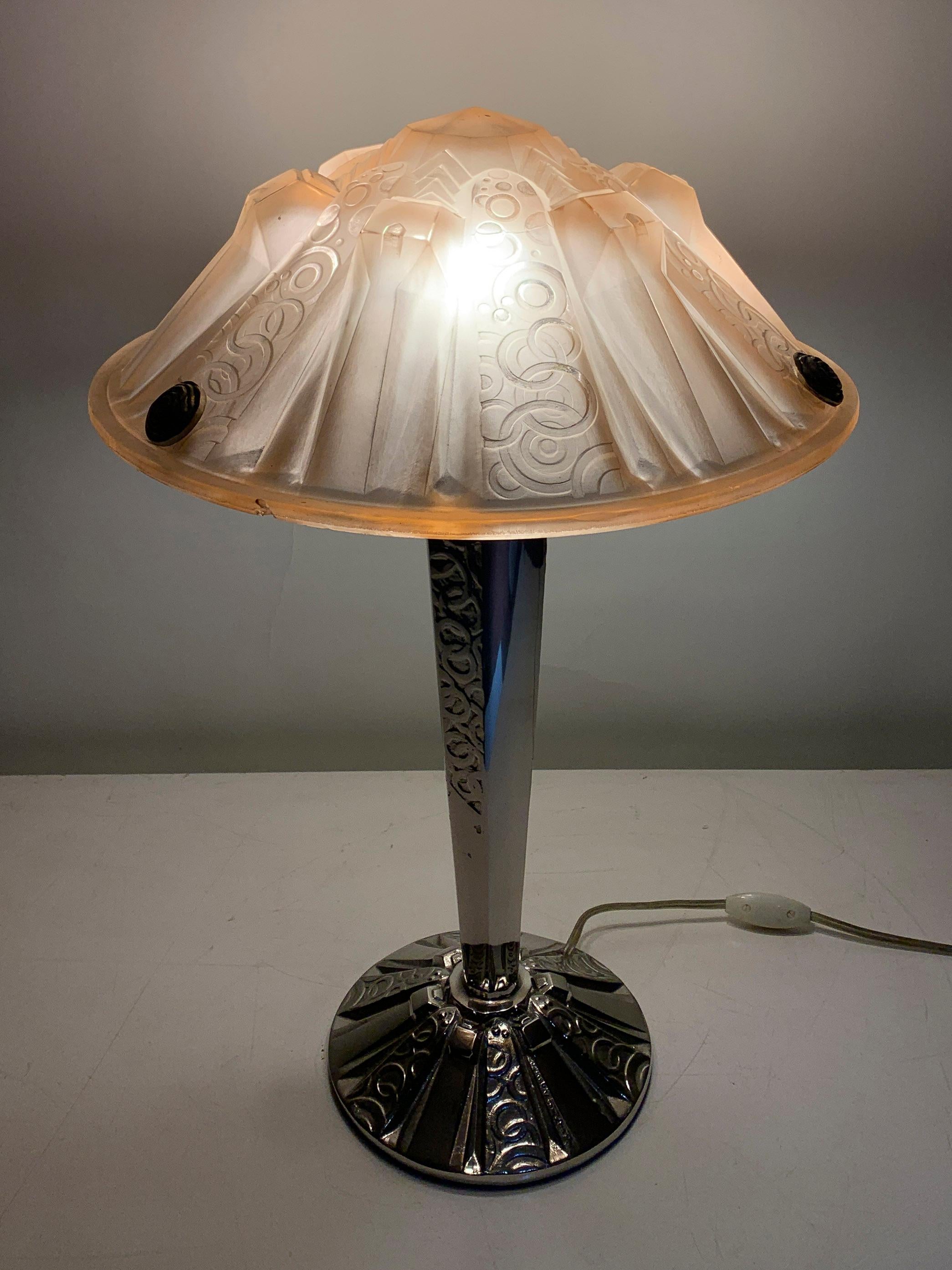 Lampe de table Art Déco en verre rose moulé sous pression signée 