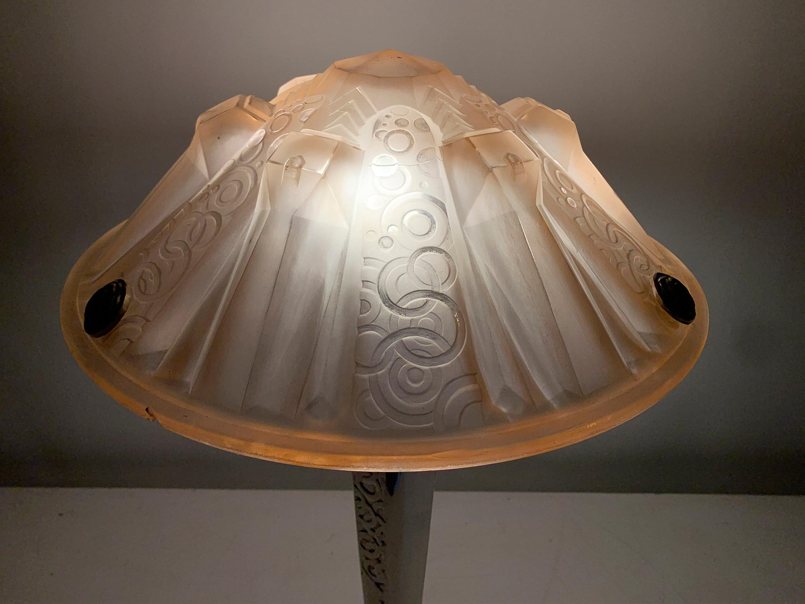 Lampe de table Art Déco en verre rose moulé sous pression signée 