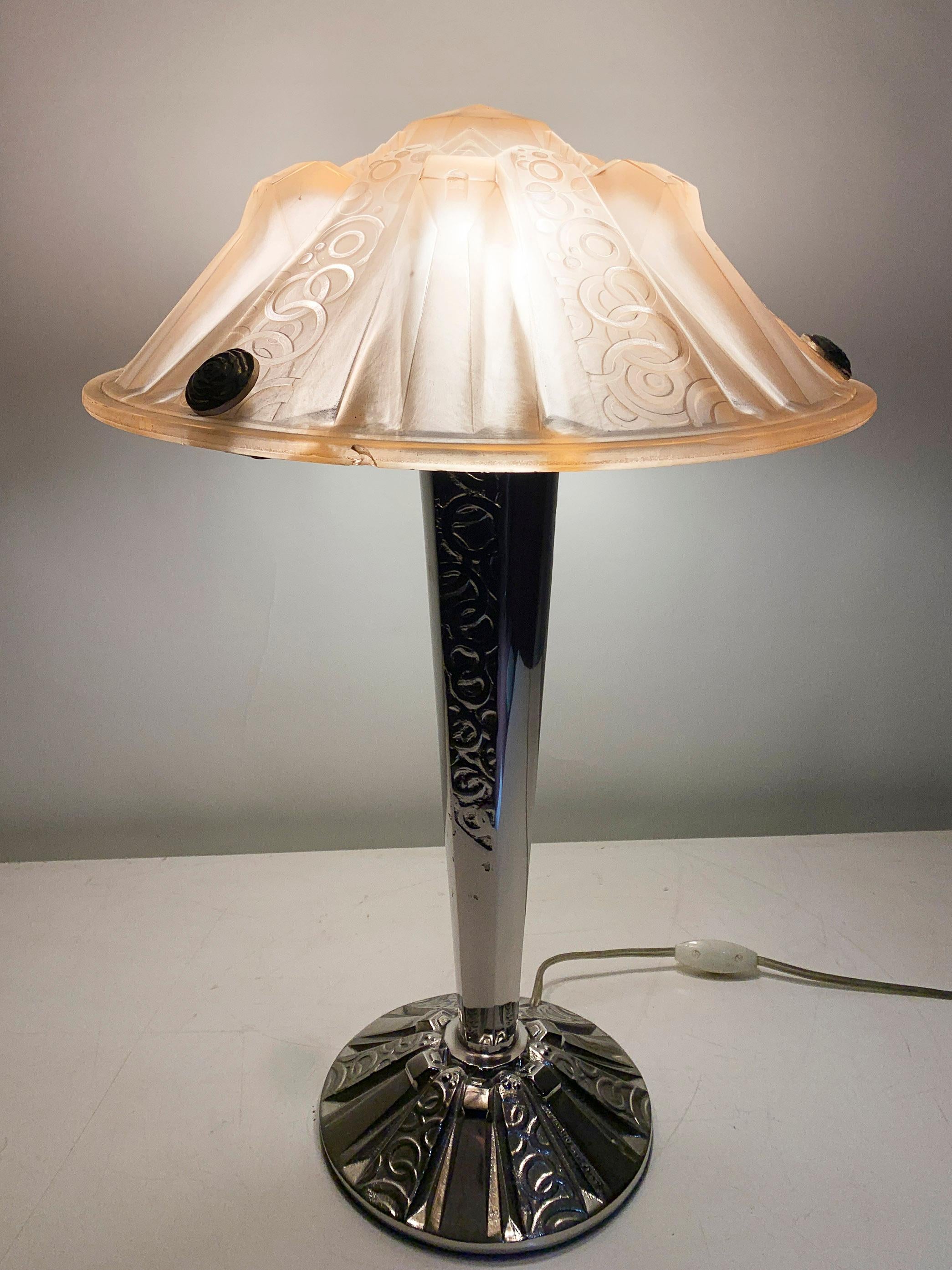 Lampe de table Art Déco en verre rose moulé sous pression signée 