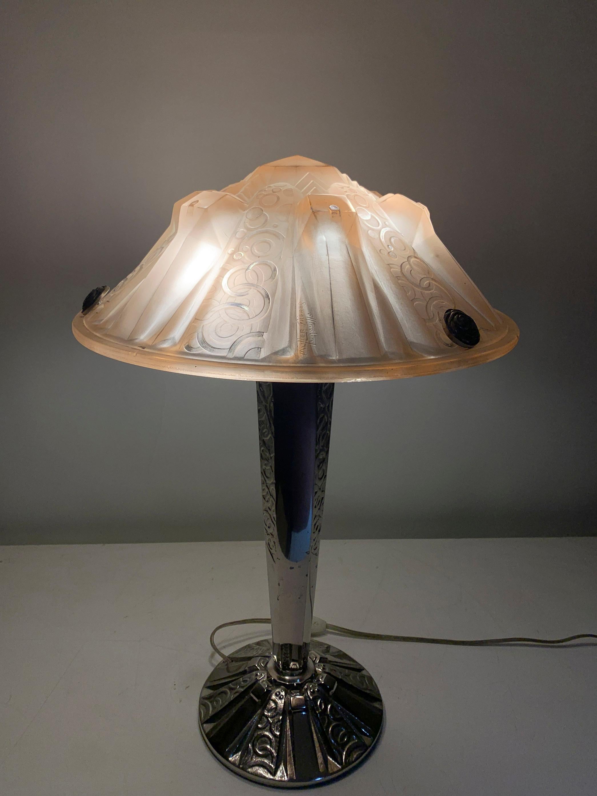 Lampe de table Art Déco en verre rose moulé sous pression signée 