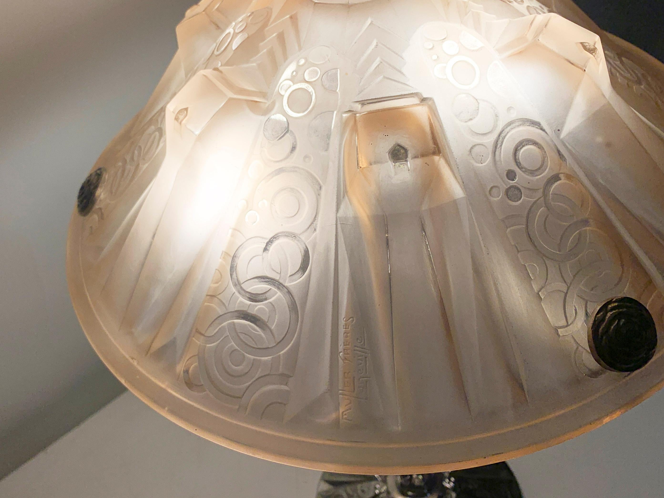 Lampe de table Art Déco en verre rose moulé sous pression signée 