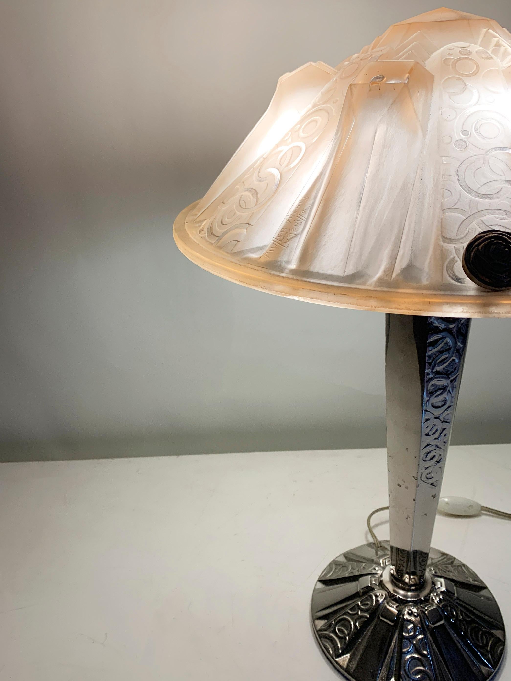 Lampe de table Art Déco en verre rose moulé sous pression signée 