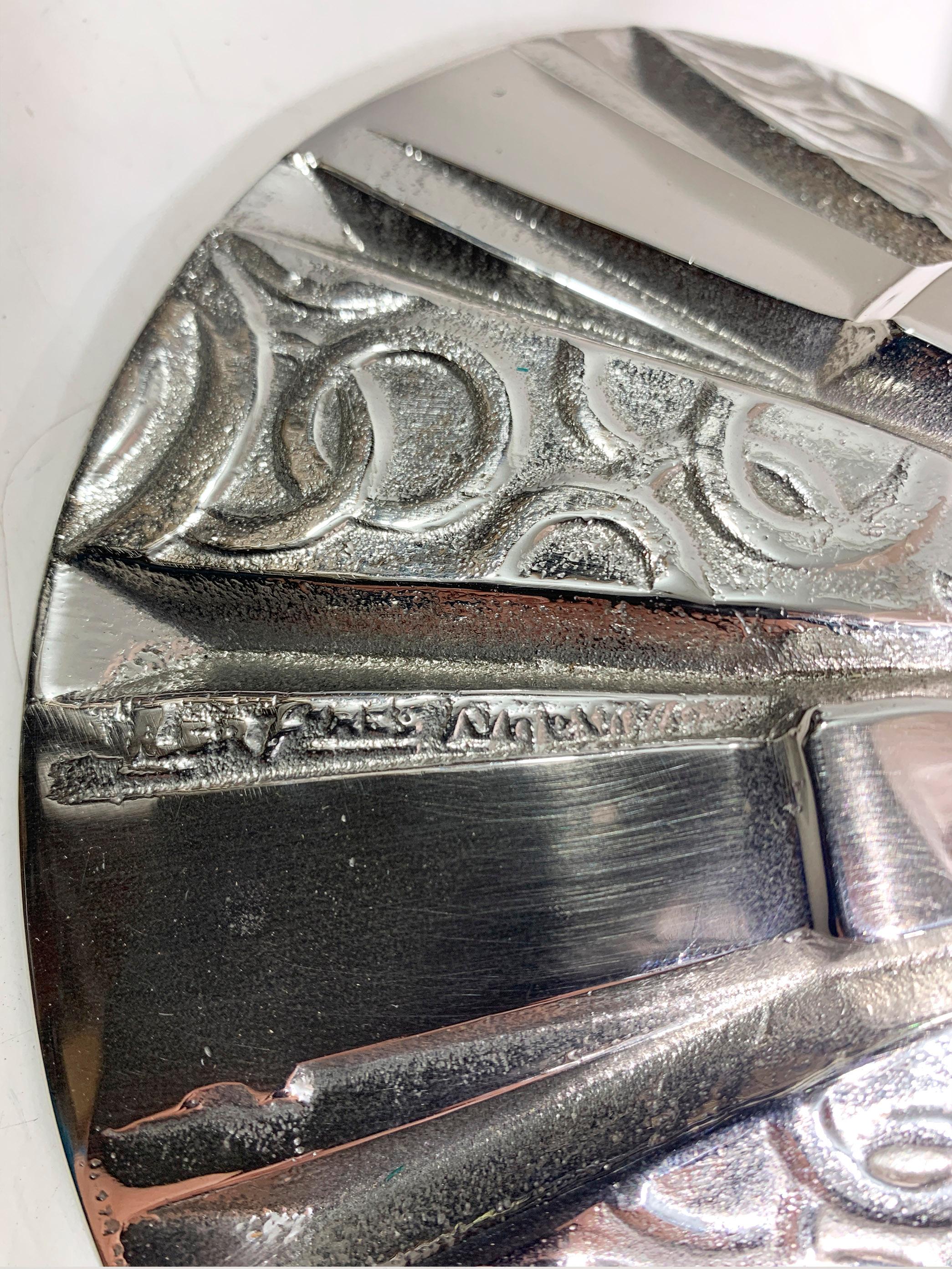 Français Lampe de table Art Déco en verre rose moulé sous pression signée 
