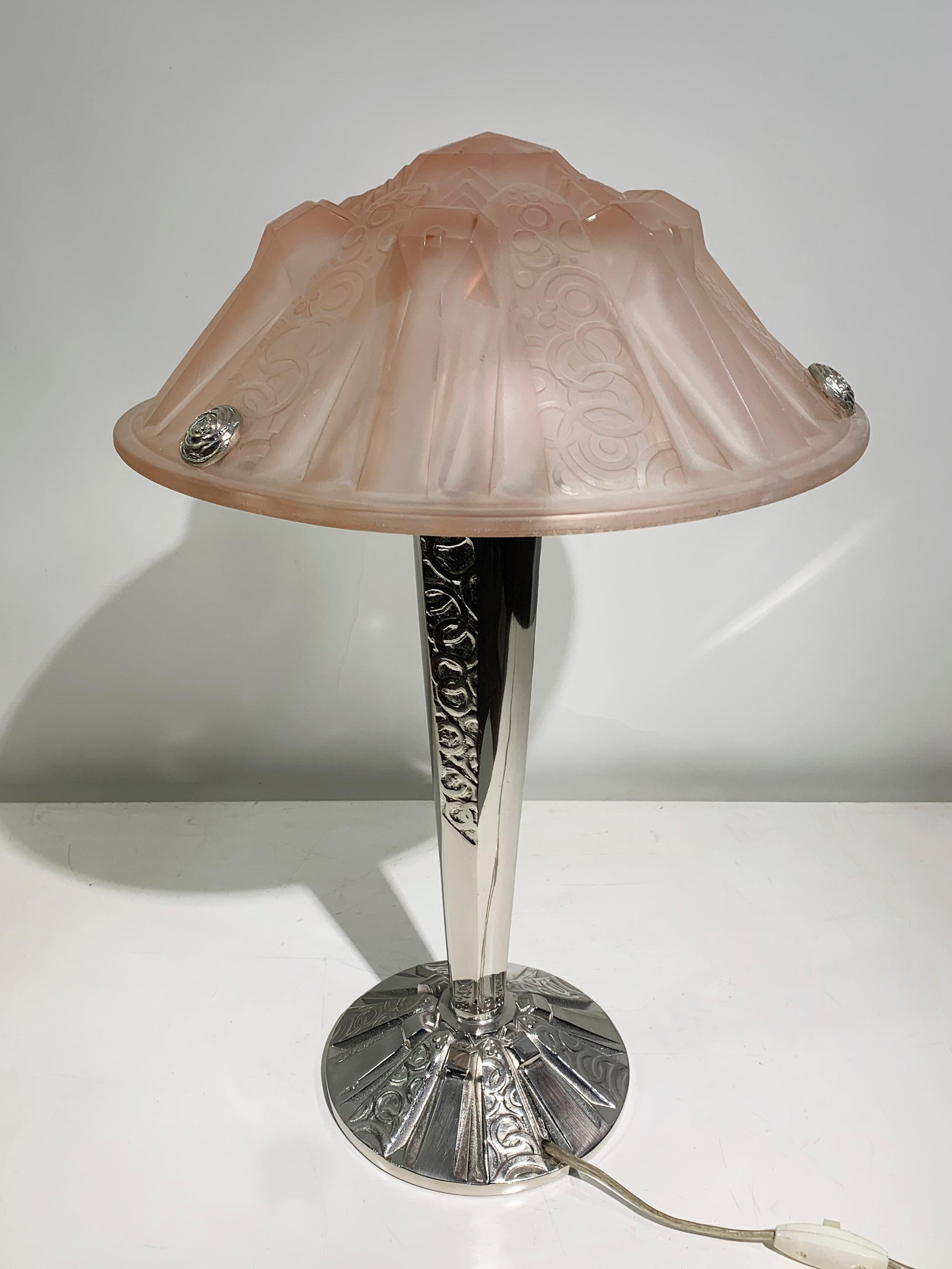 Lampe de table Art Déco en verre rose moulé sous pression signée 