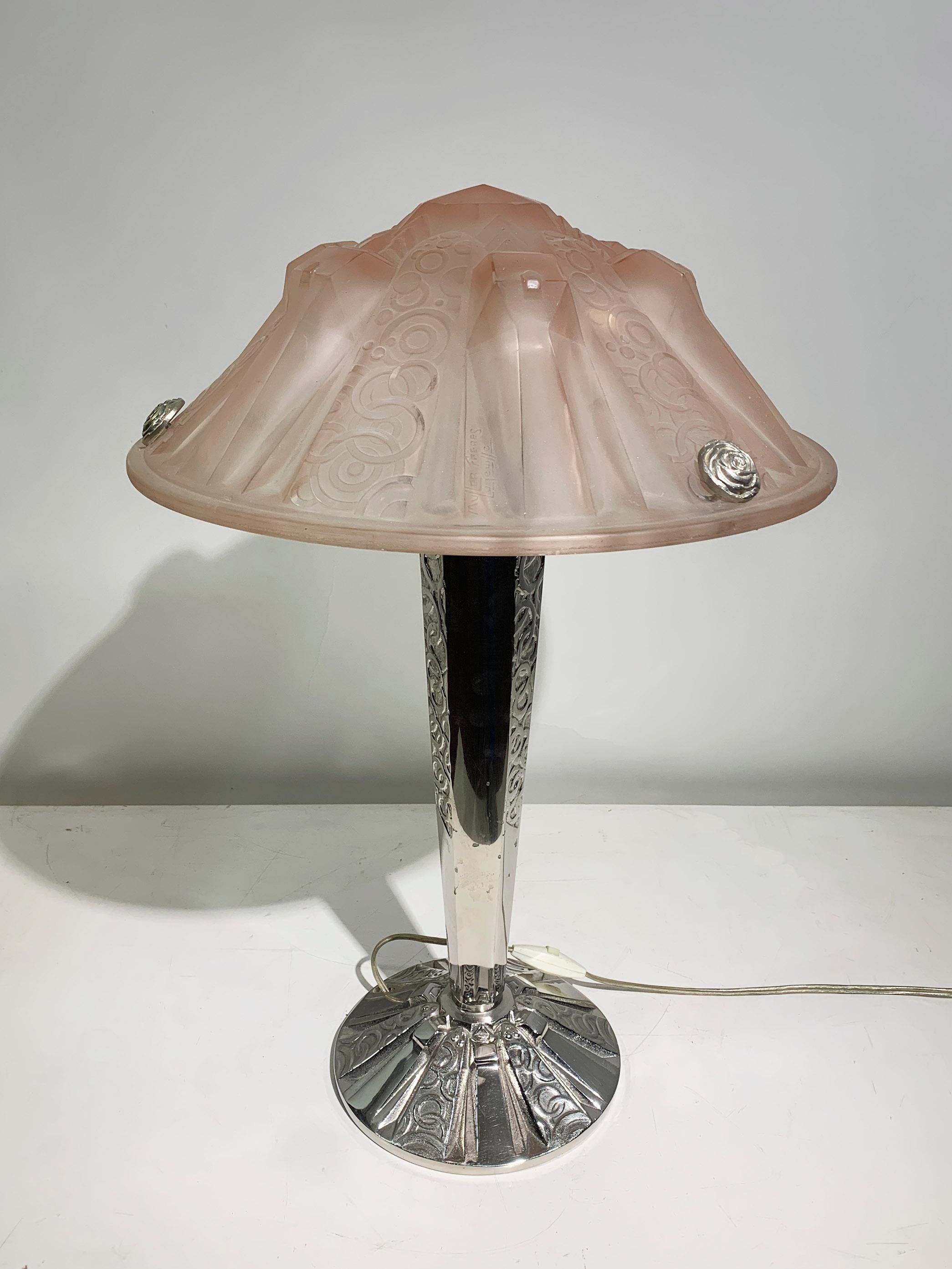 20ième siècle Lampe de table Art Déco en verre rose moulé sous pression signée 