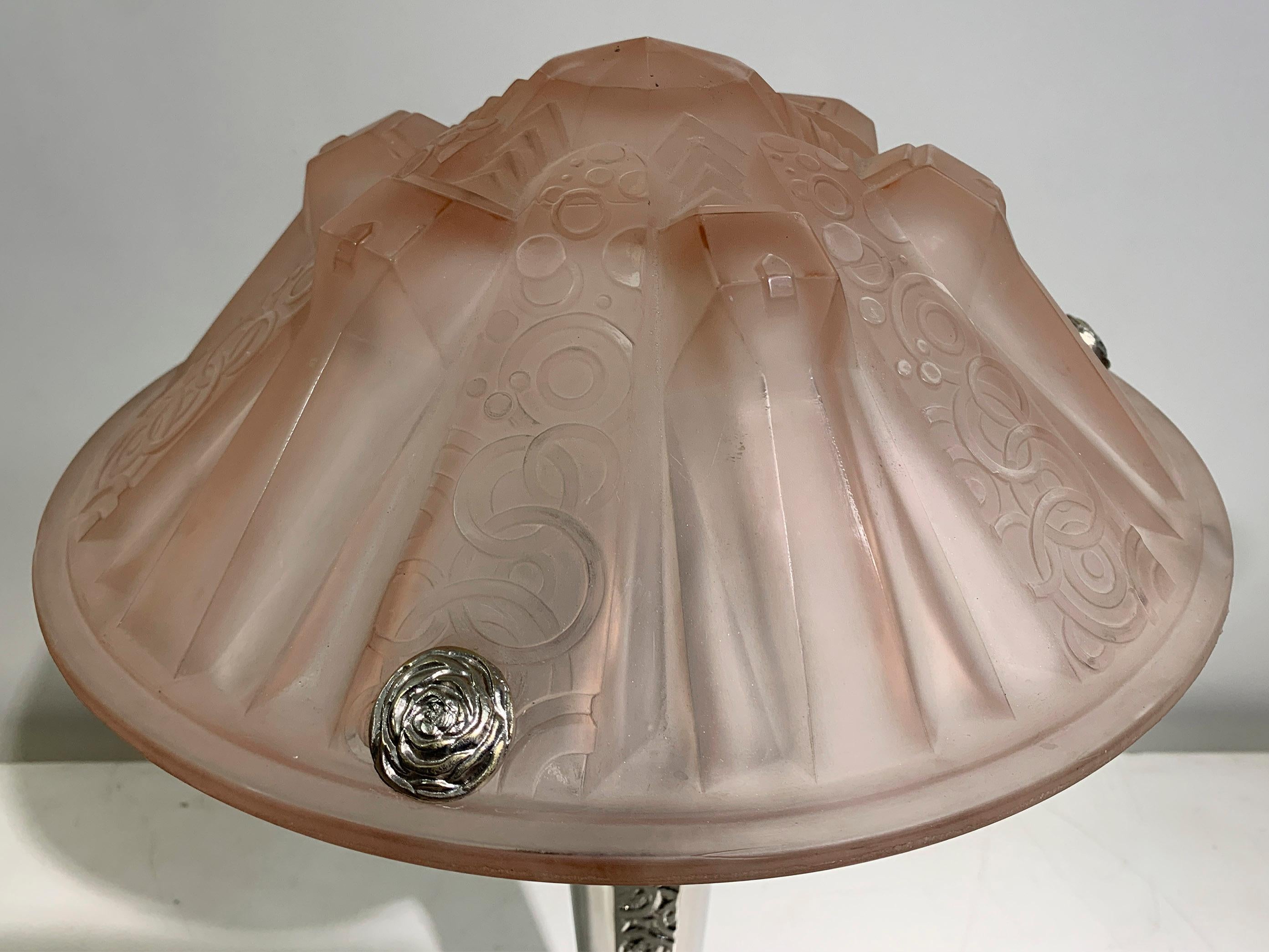 Lampe de table Art Déco en verre rose moulé sous pression signée 
