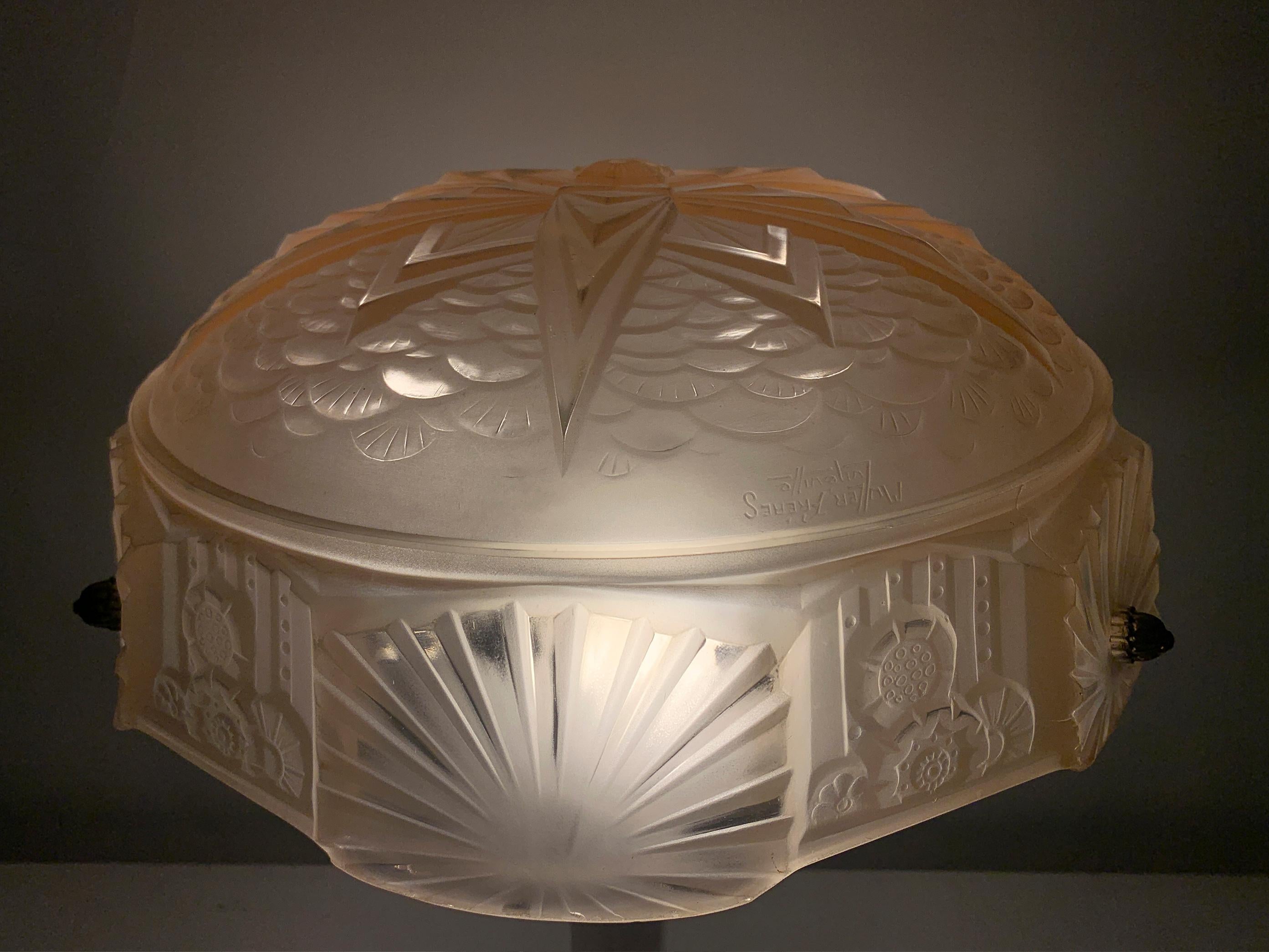 Lampe de table Art Déco en verre moulé sous pression signée 
