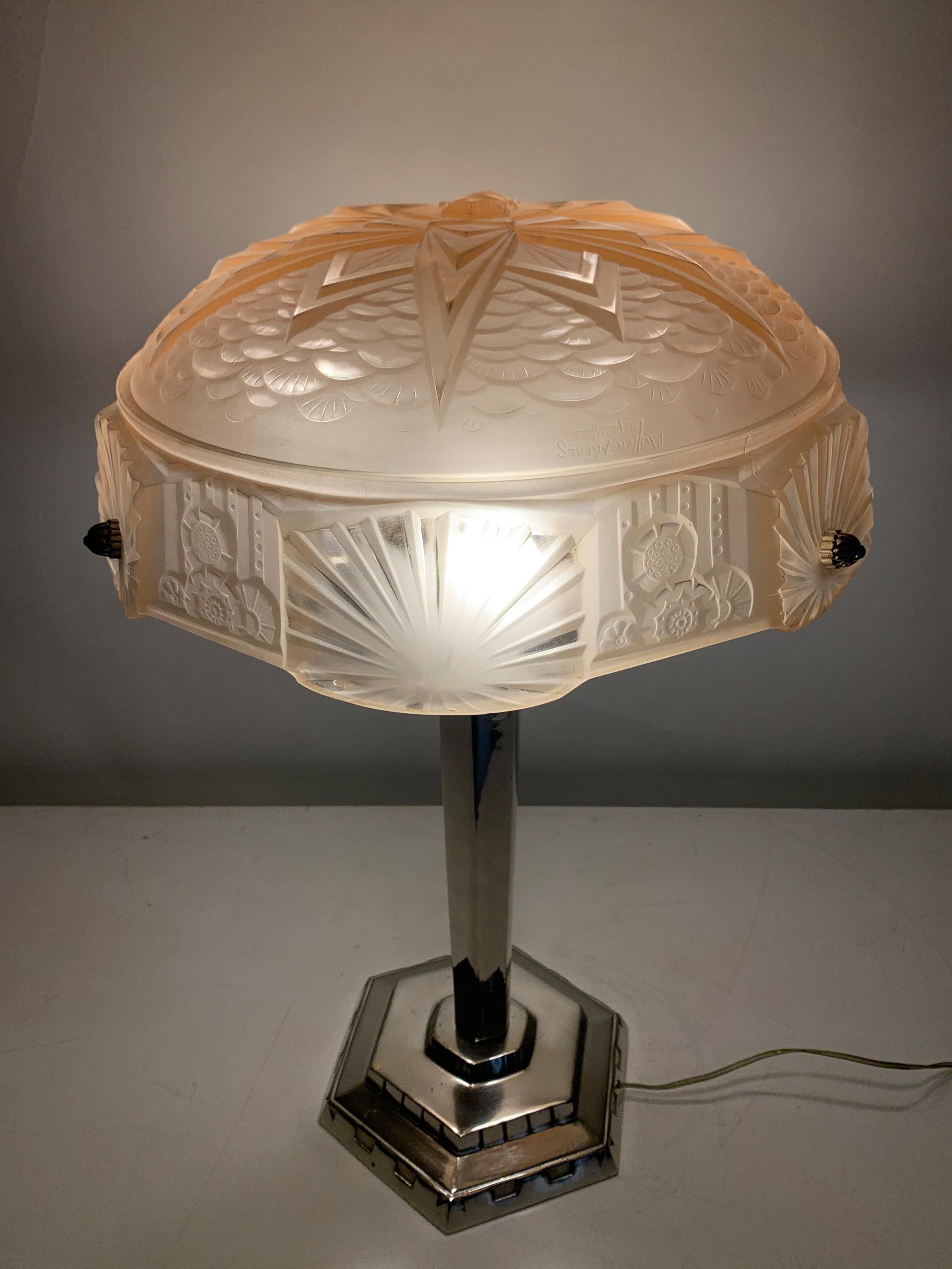 Lampe de table Art Déco en verre moulé sous pression signée 