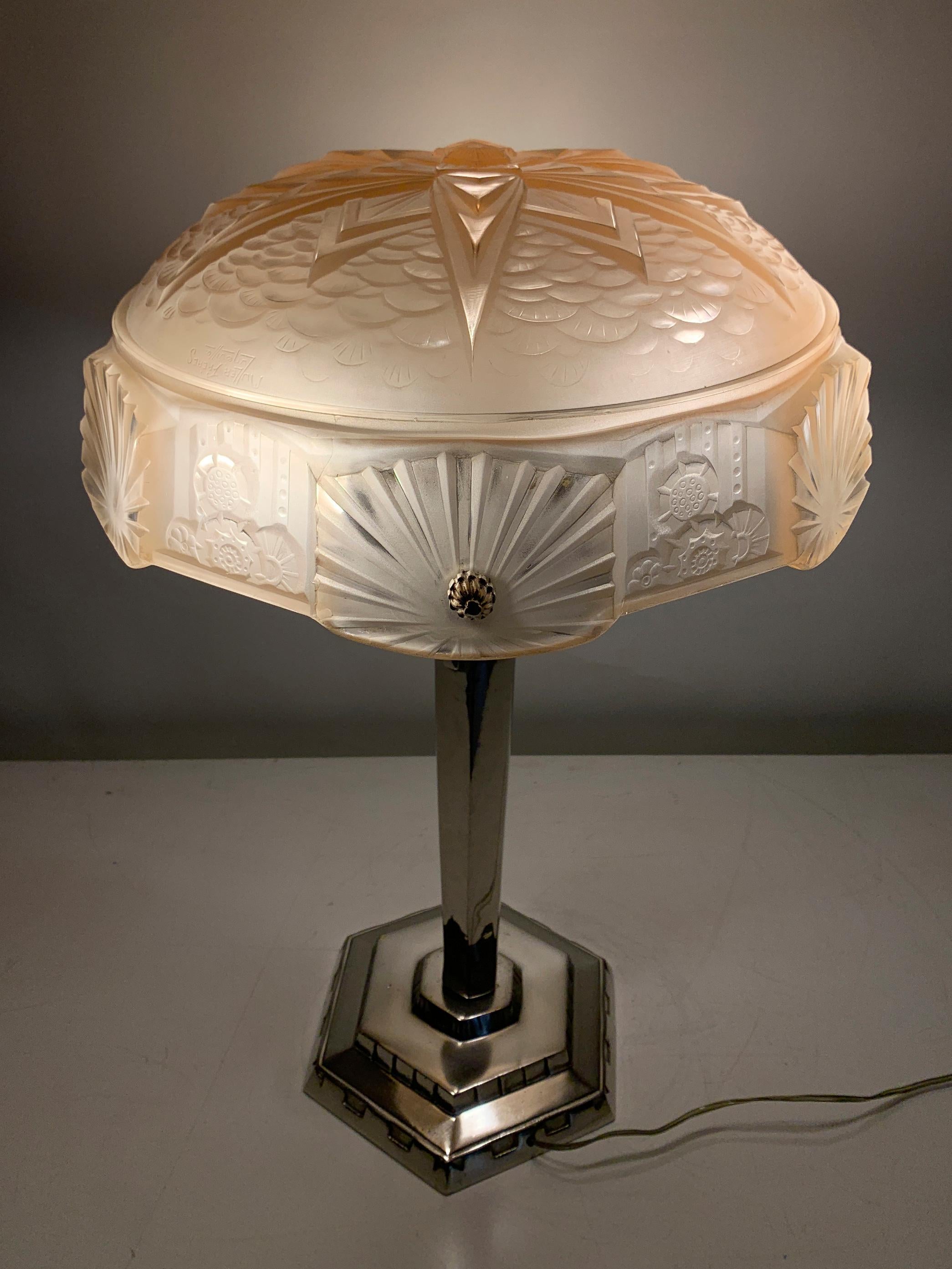 Lampe de table Art Déco en verre moulé sous pression signée 