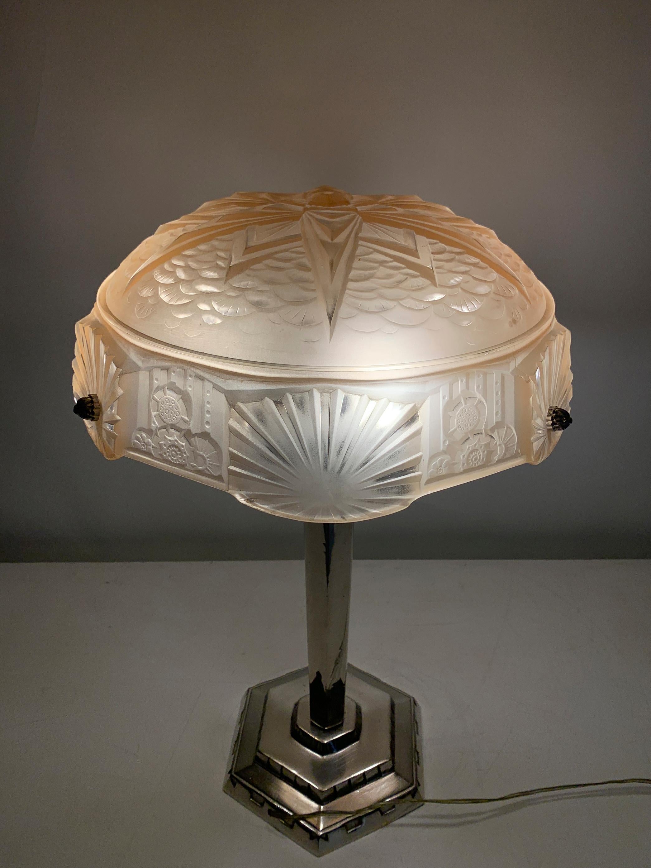 Lampe de table Art Déco en verre moulé sous pression signée 