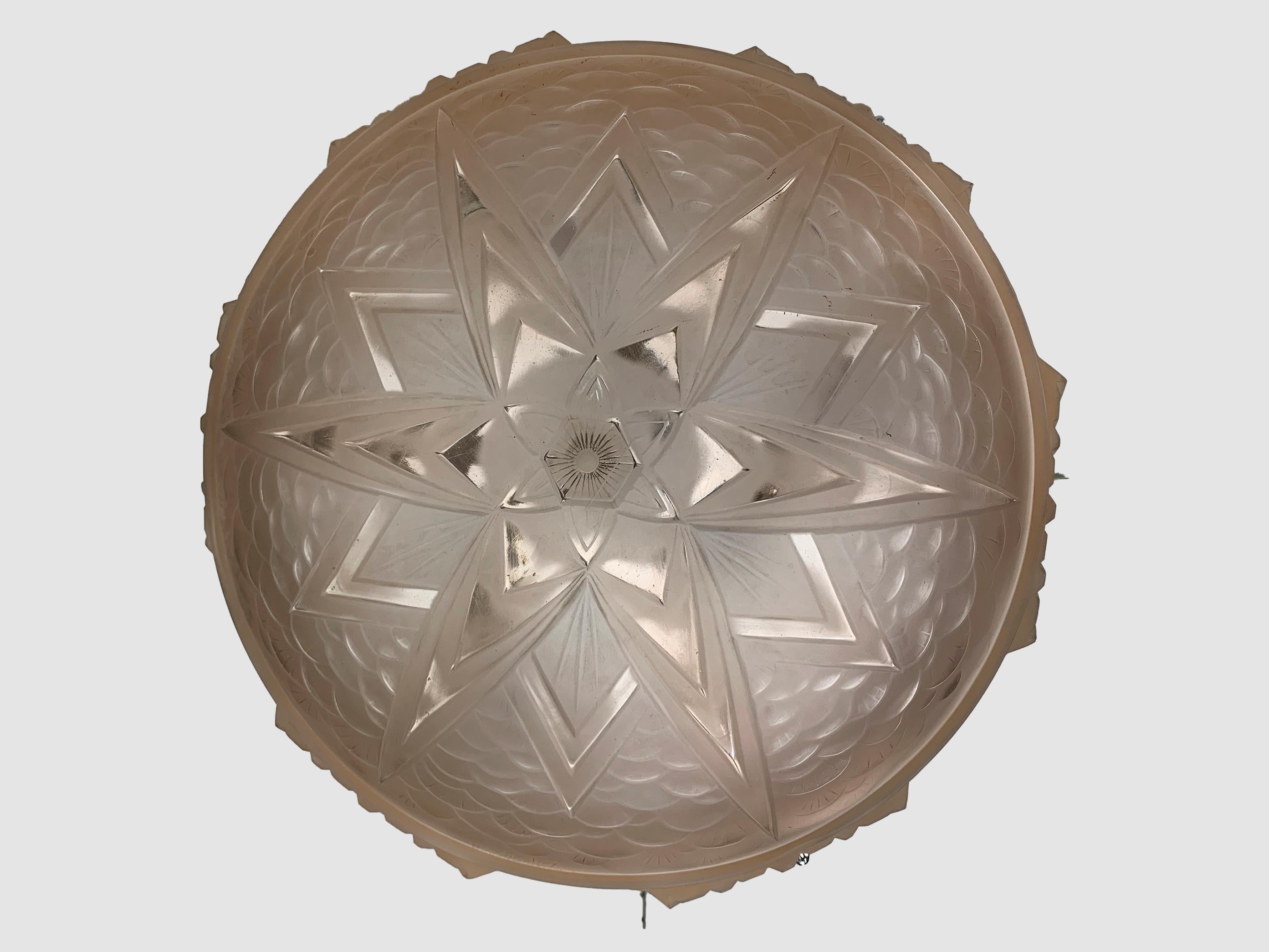 Français Lampe de table Art Déco en verre moulé sous pression signée 