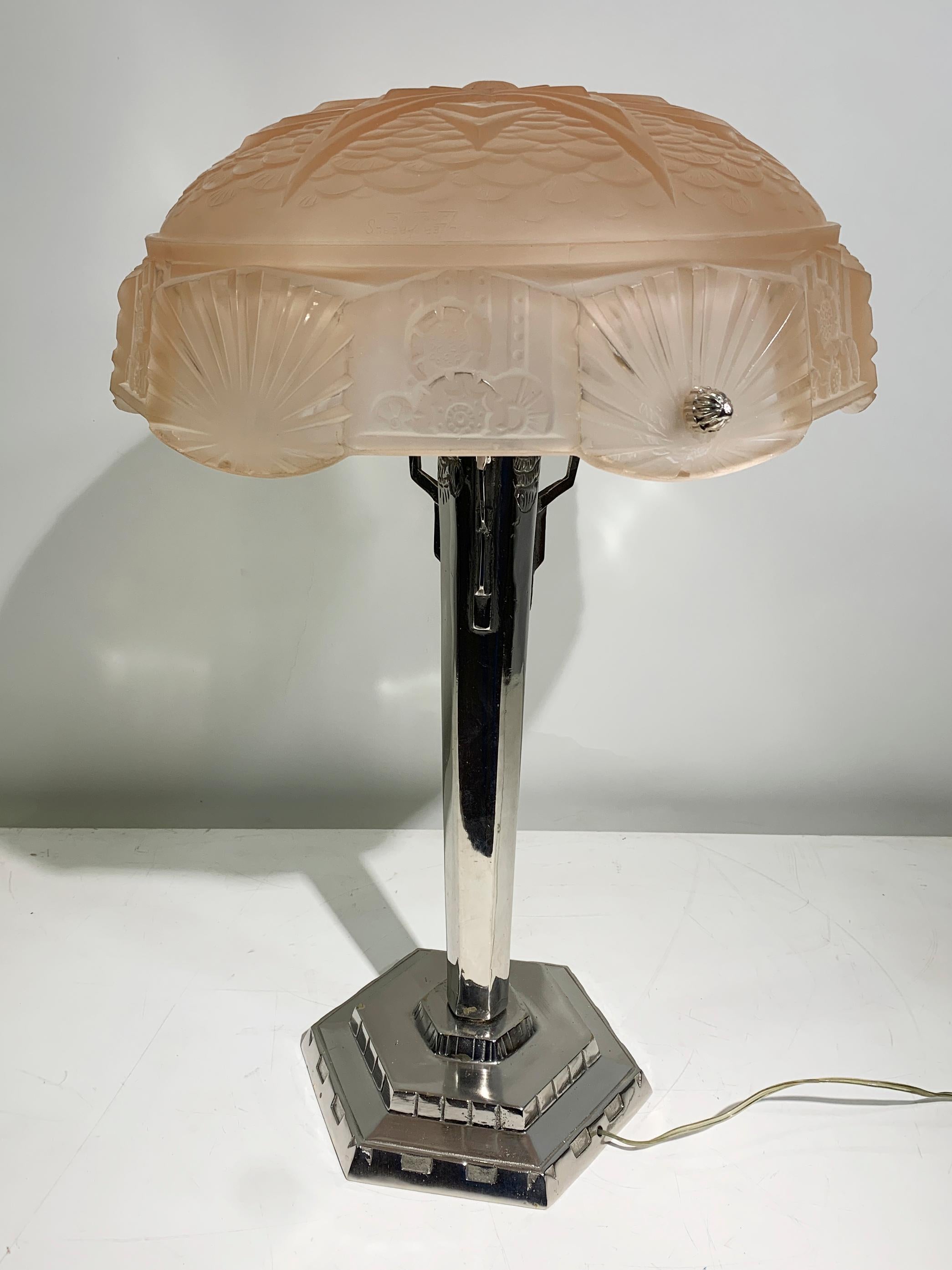 Lampe de table Art Déco en verre moulé sous pression signée 