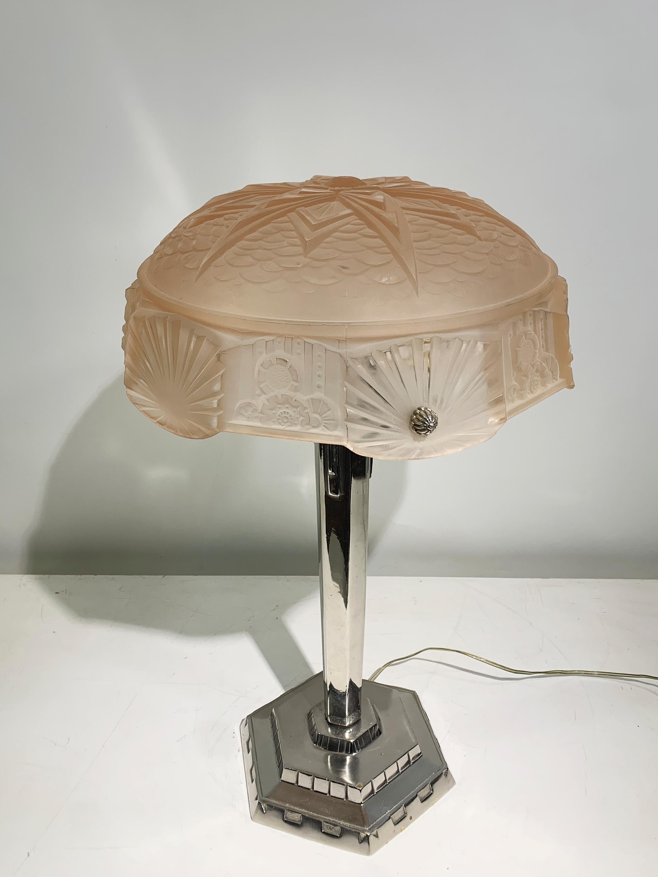 20ième siècle Lampe de table Art Déco en verre moulé sous pression signée 
