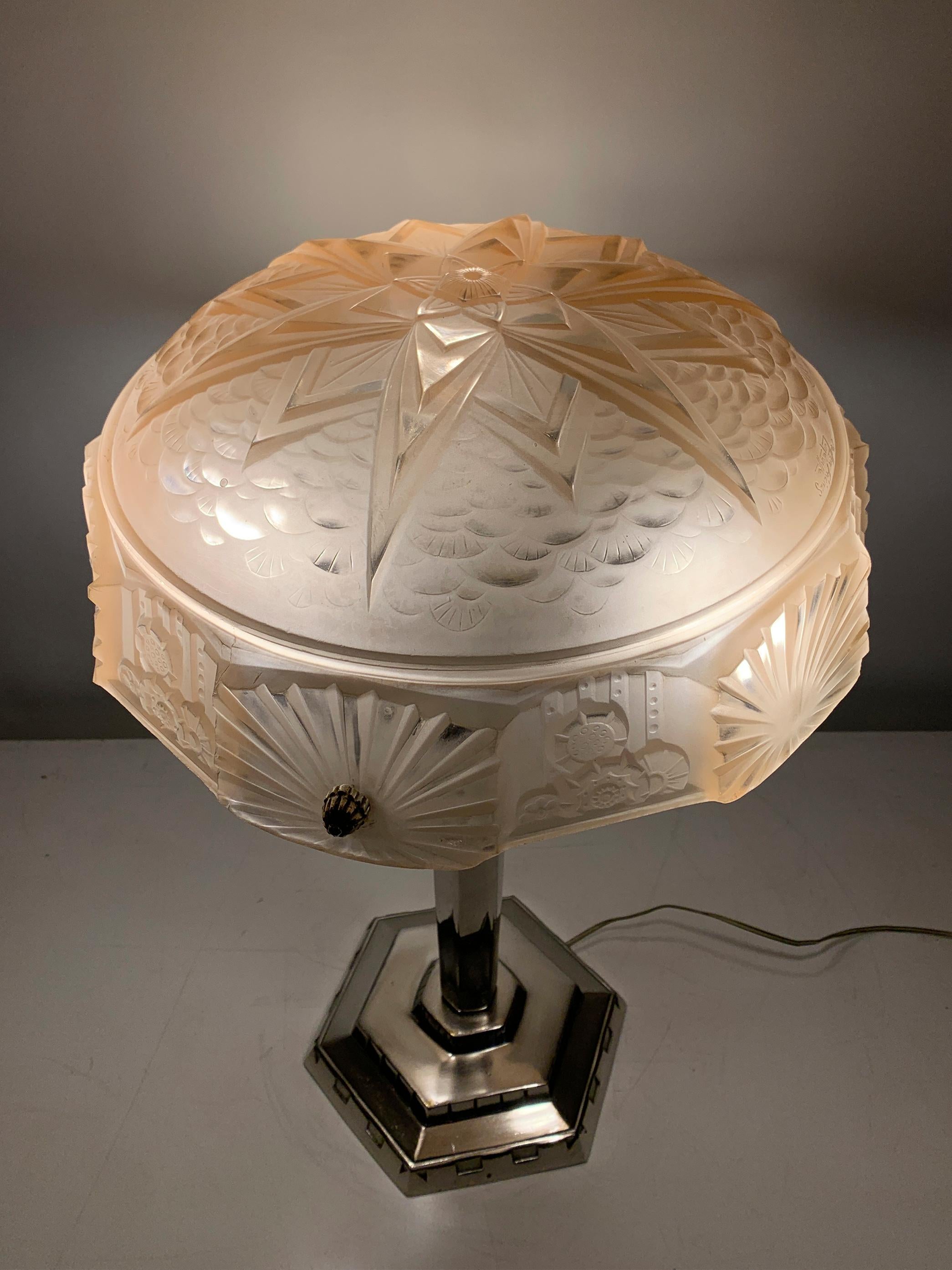 Lampe de table Art Déco en verre moulé sous pression signée 