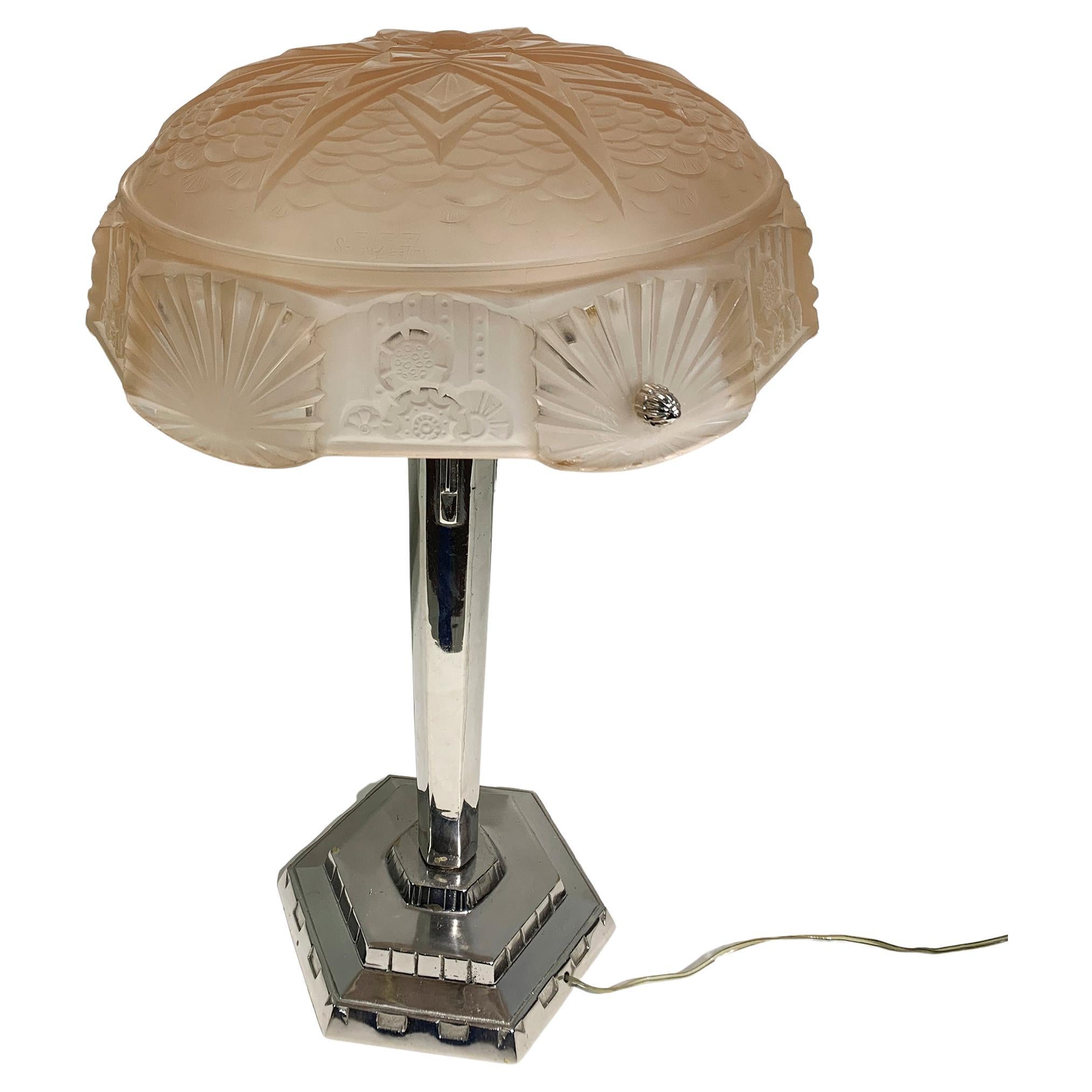 Lampada da tavolo Art Deco in vetro pressato firmata "Muller Frères Luneville".