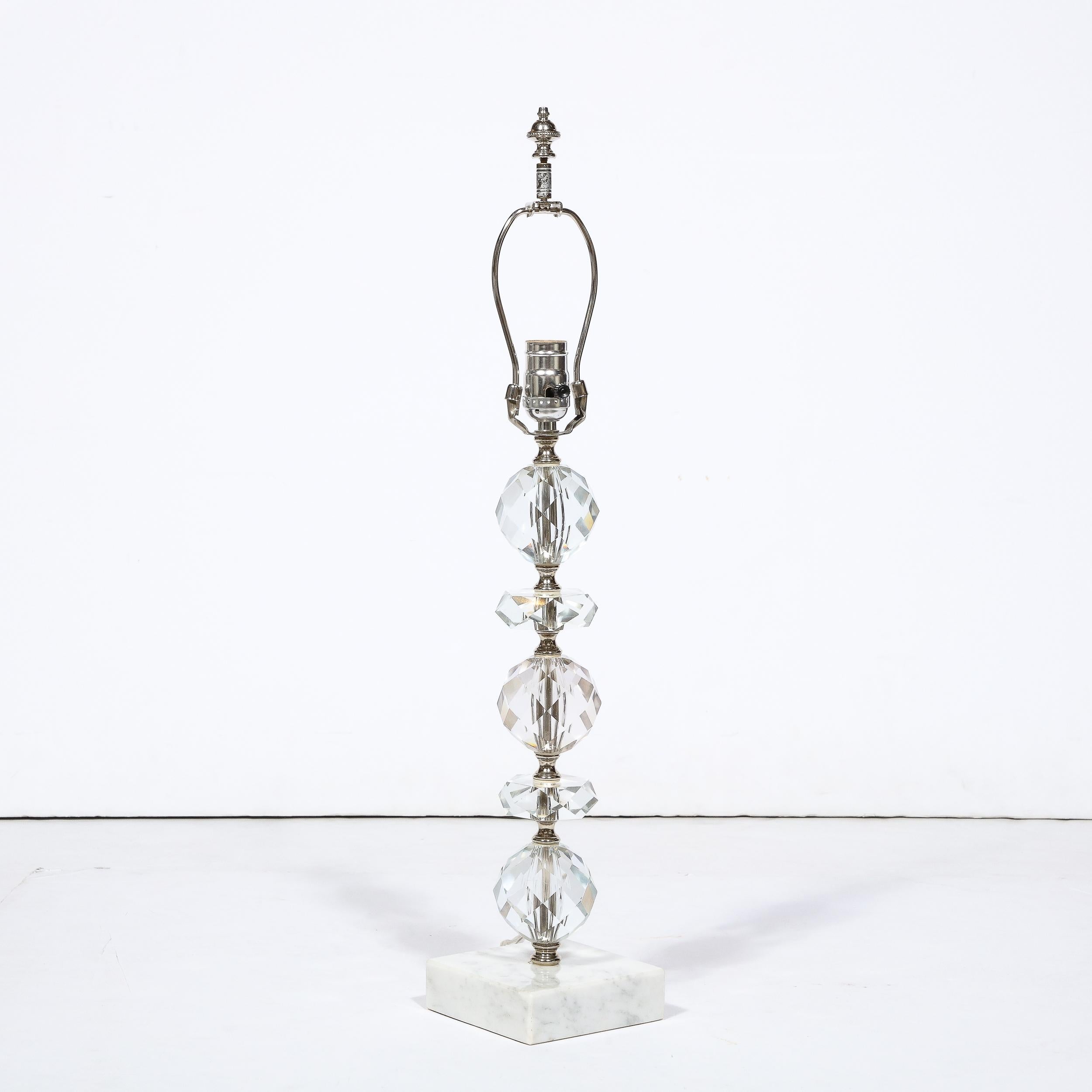 Art-Déco-Tischlampe aus gestapeltem und facettiertem geschliffenem Kristall mit Carrara-Marmorsockel (Mitte des 20. Jahrhunderts) im Angebot