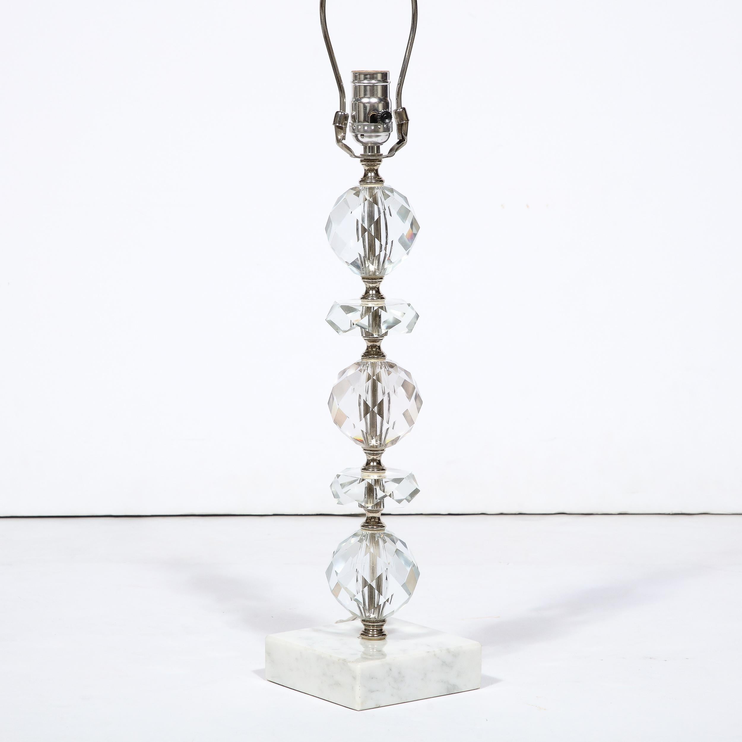 Art-Déco-Tischlampe aus gestapeltem und facettiertem geschliffenem Kristall mit Carrara-Marmorsockel im Angebot 1