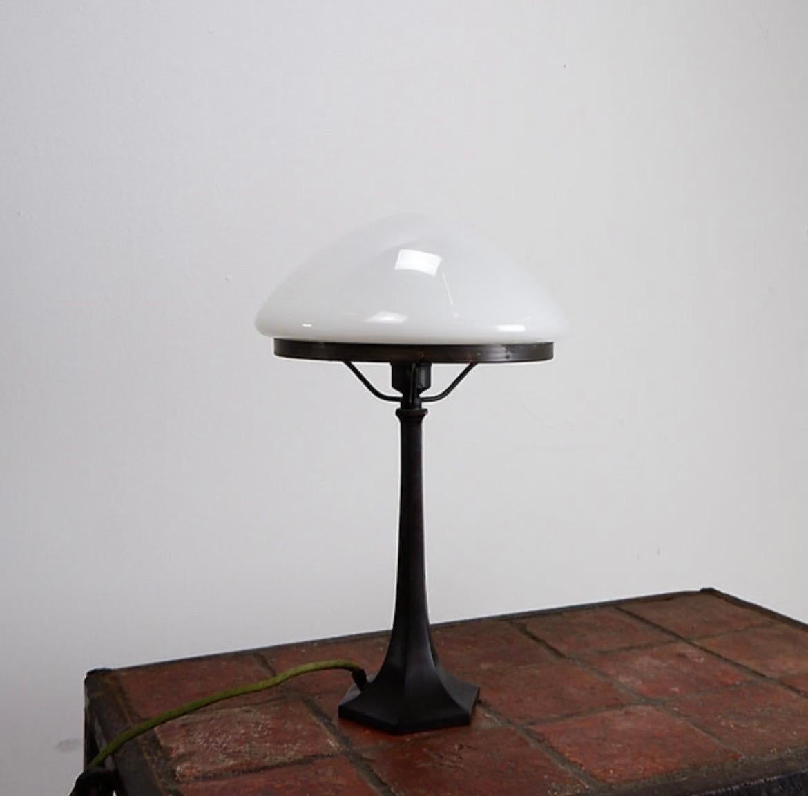 Lampe de table Art déco dans l'esprit de Hoffmann Bon état - En vente à Linkebeek, BE