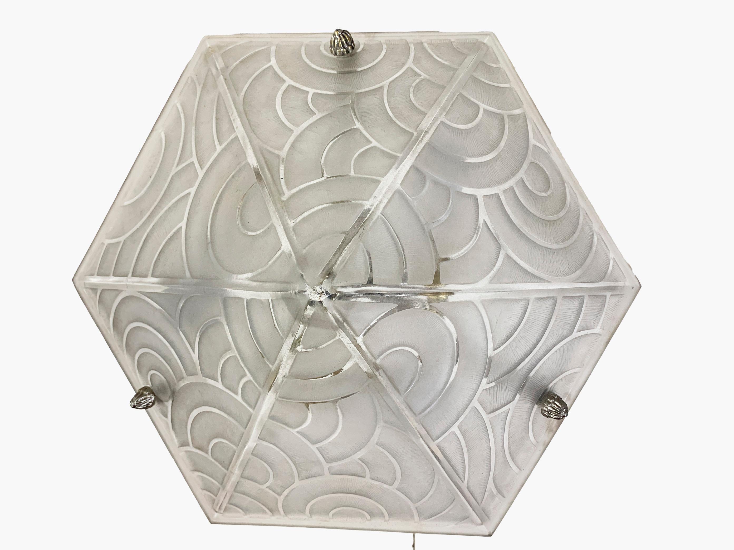 Art Déco Lampada da tavolo Art Deco in vetro pressato smerigliato bianco, firmata 