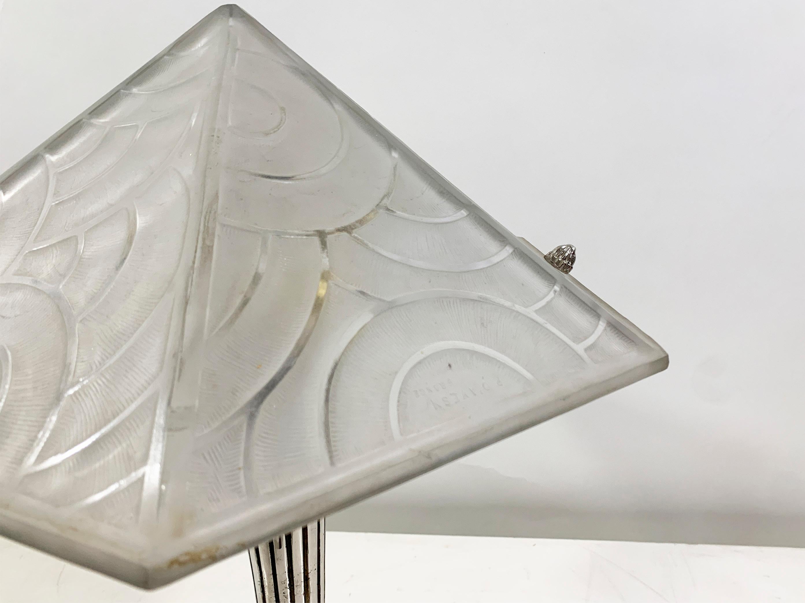 Francese Lampada da tavolo Art Deco in vetro pressato smerigliato bianco, firmata 
