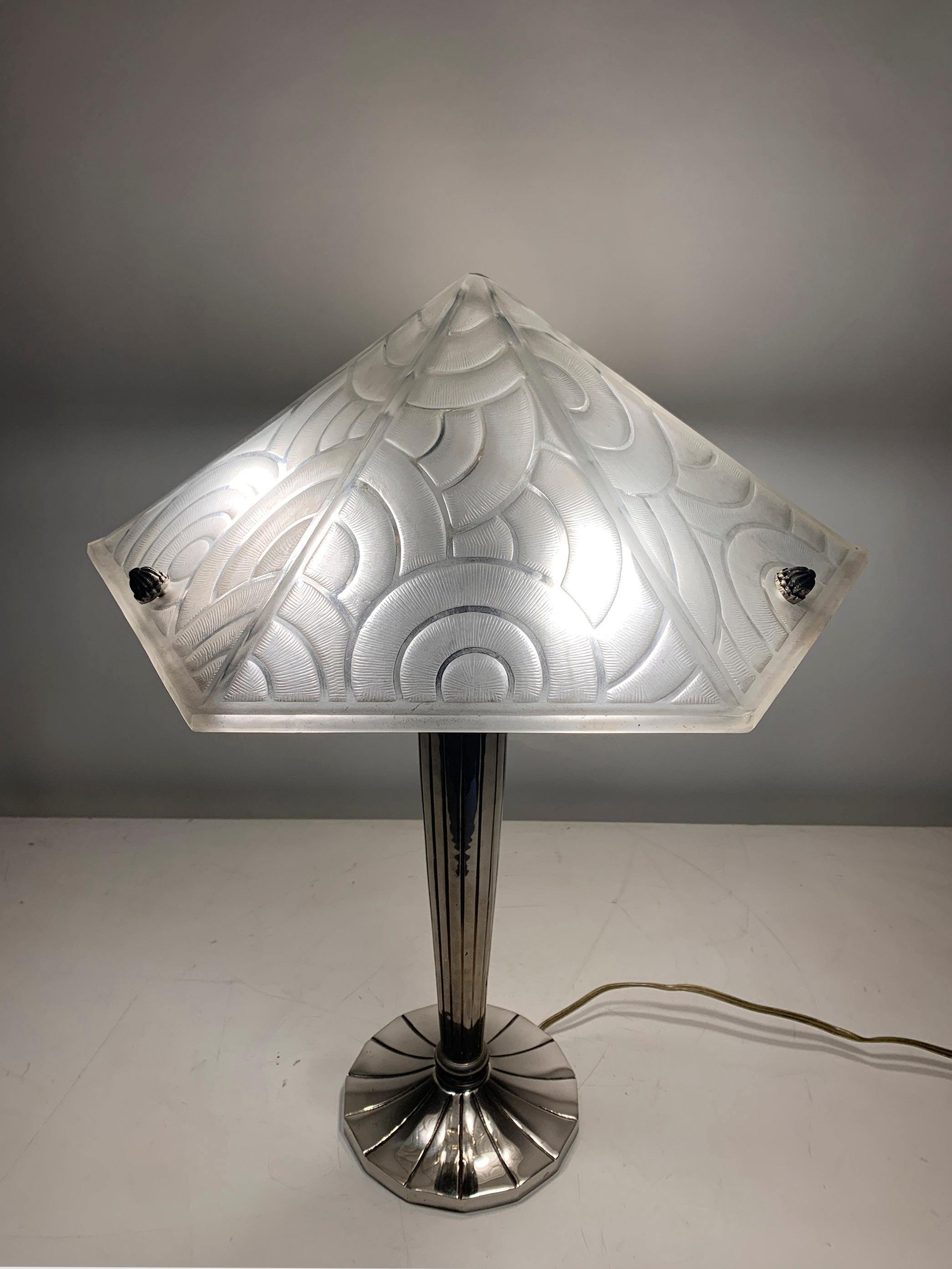 Placcato Lampada da tavolo Art Deco in vetro pressato smerigliato bianco, firmata 