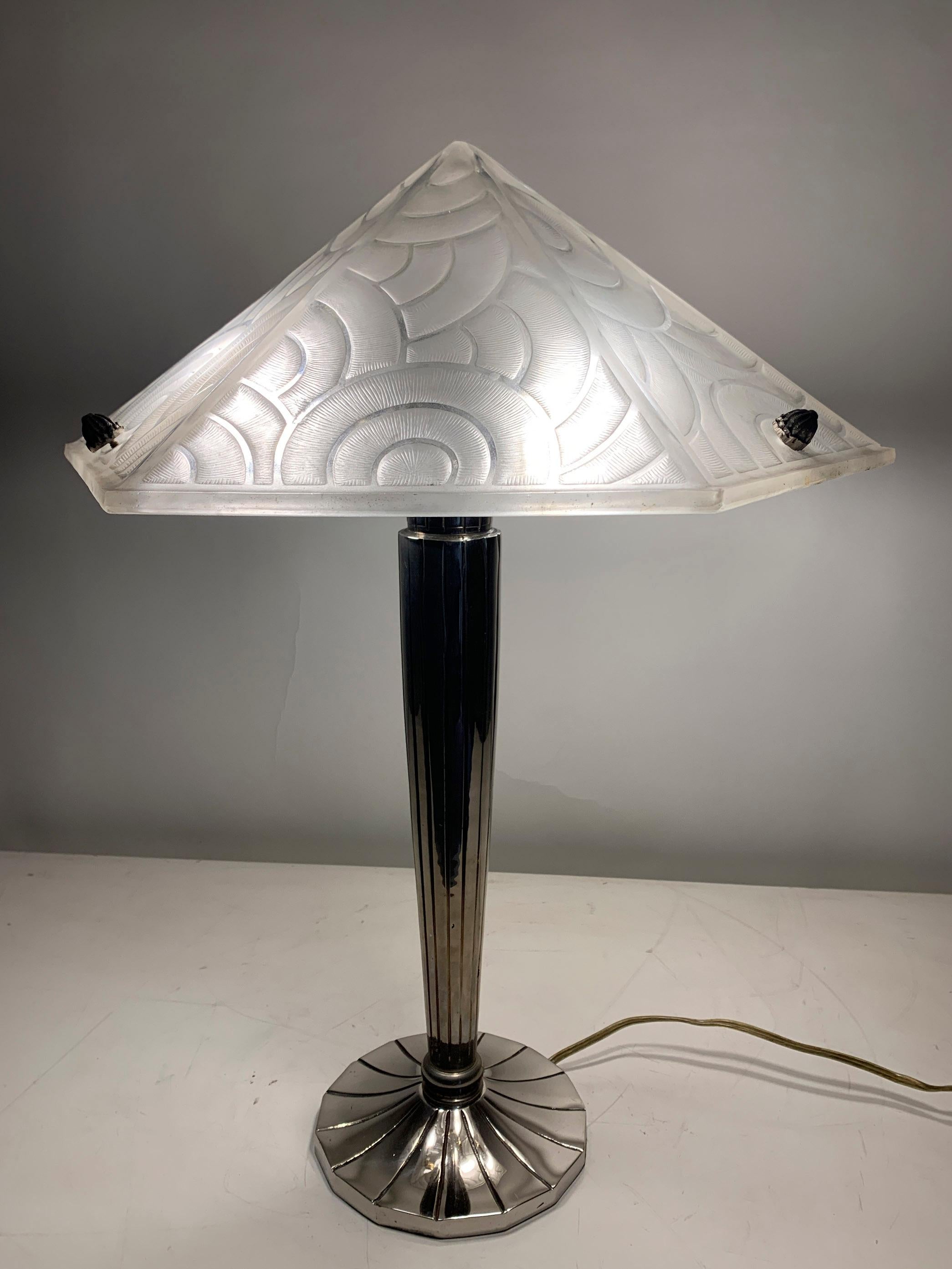 Lampada da tavolo Art Deco in vetro pressato smerigliato bianco, firmata 
