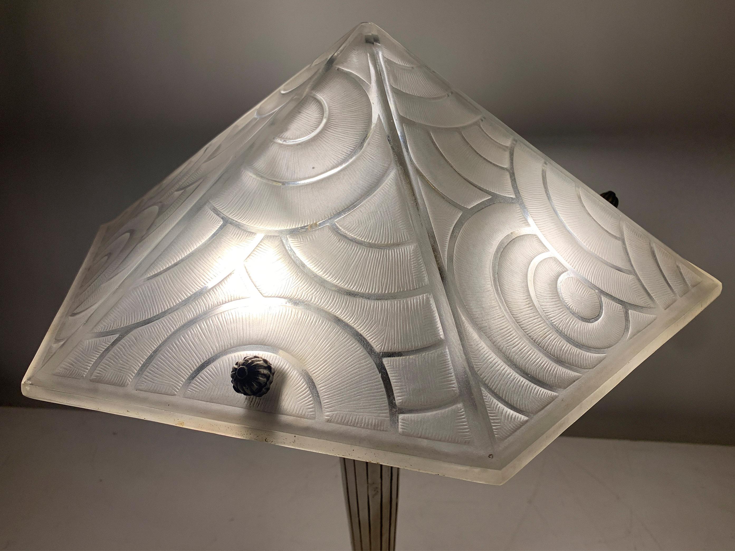 XX secolo Lampada da tavolo Art Deco in vetro pressato smerigliato bianco, firmata 