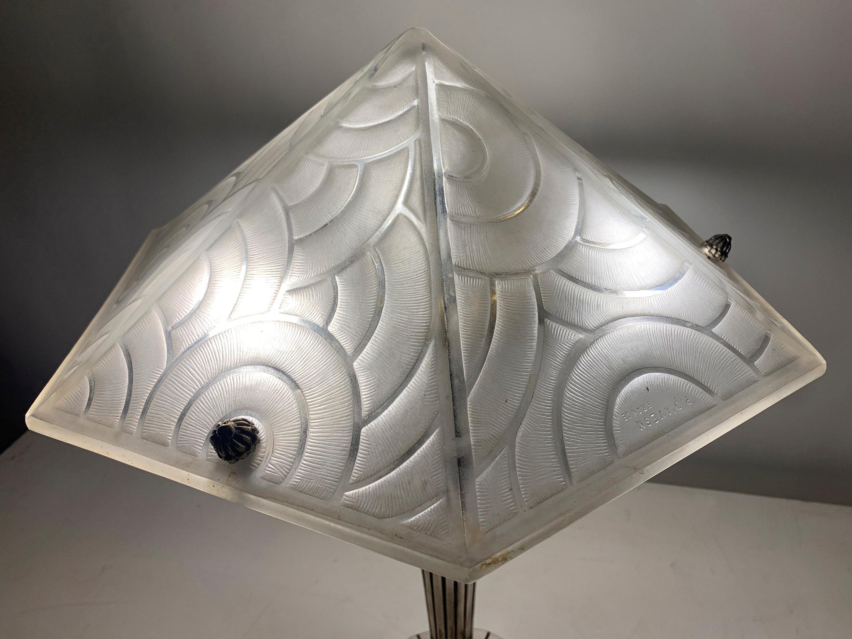 Bronzo Lampada da tavolo Art Deco in vetro pressato smerigliato bianco, firmata 