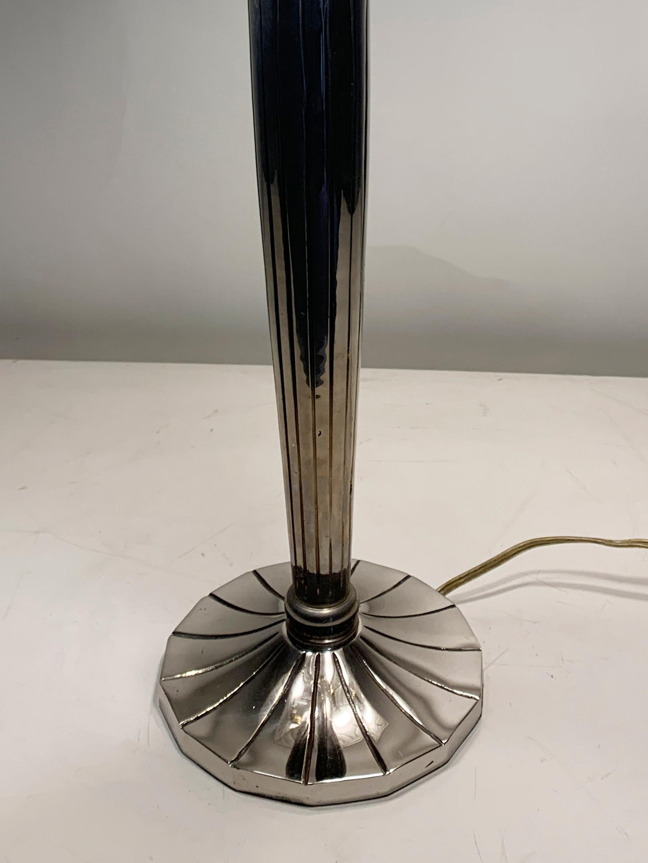 Lampada da tavolo Art Deco in vetro pressato smerigliato bianco, firmata 