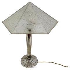 Art-Déco-Tischlampe aus weißem, mattiertem, pressgeformtem Glas, signiert „P.D'AVESN FRANCE“
