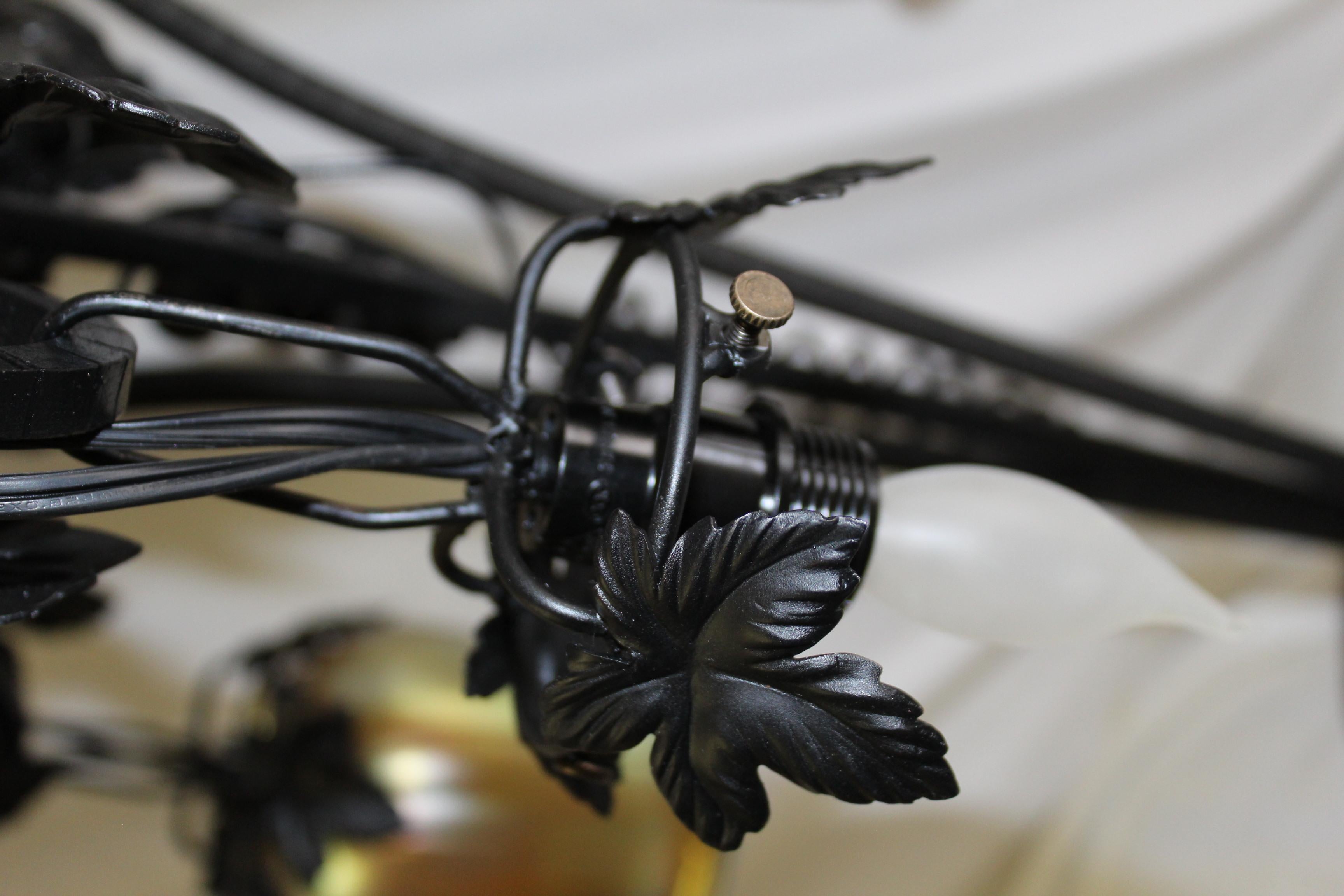 Art-Déco-Tischlampe, Eisen mit 3 hängenden Glasschirmen im Zustand „Gut“ im Angebot in Los Angeles, CA