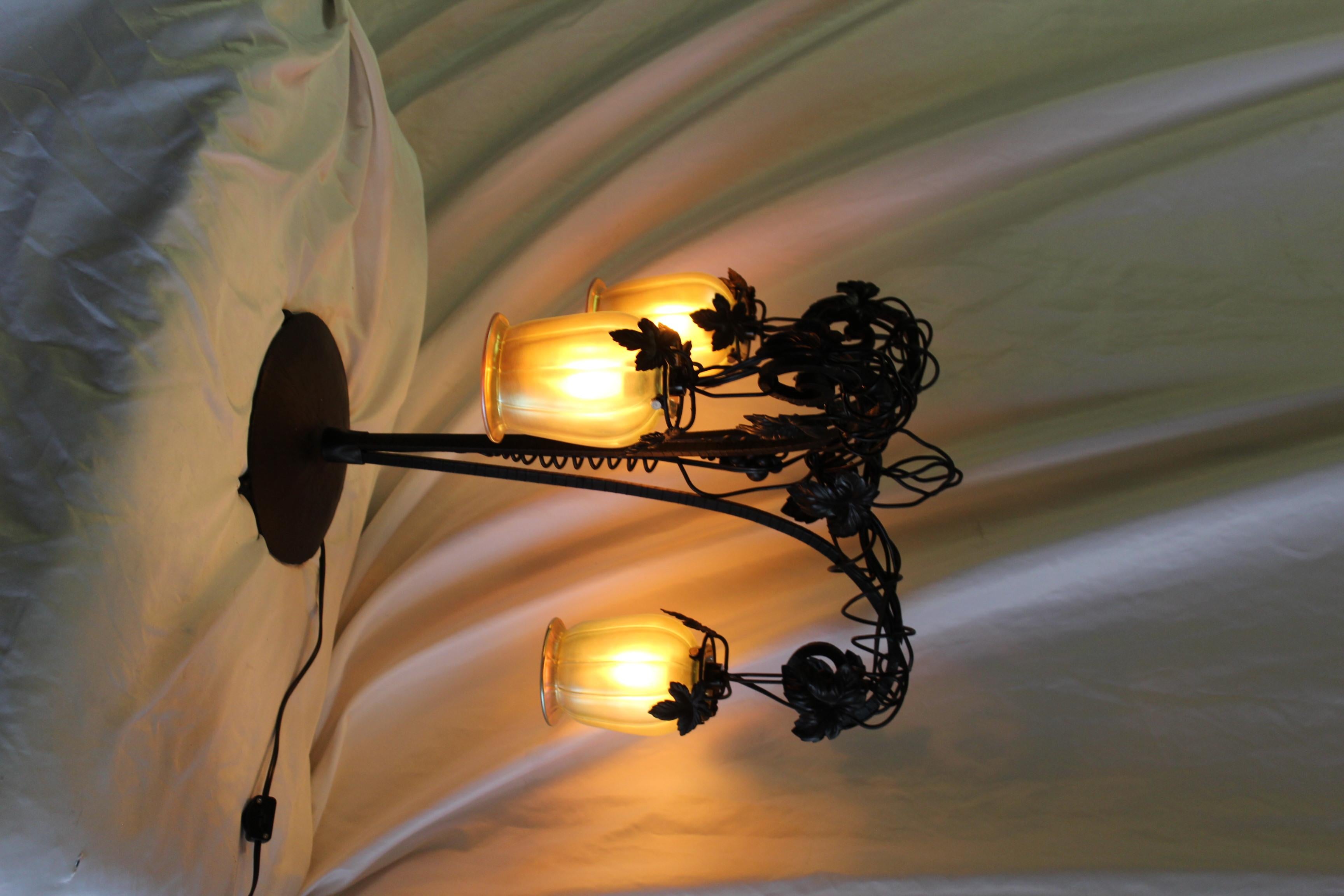 Art-Déco-Tischlampe, Eisen mit 3 hängenden Glasschirmen (21. Jahrhundert und zeitgenössisch) im Angebot