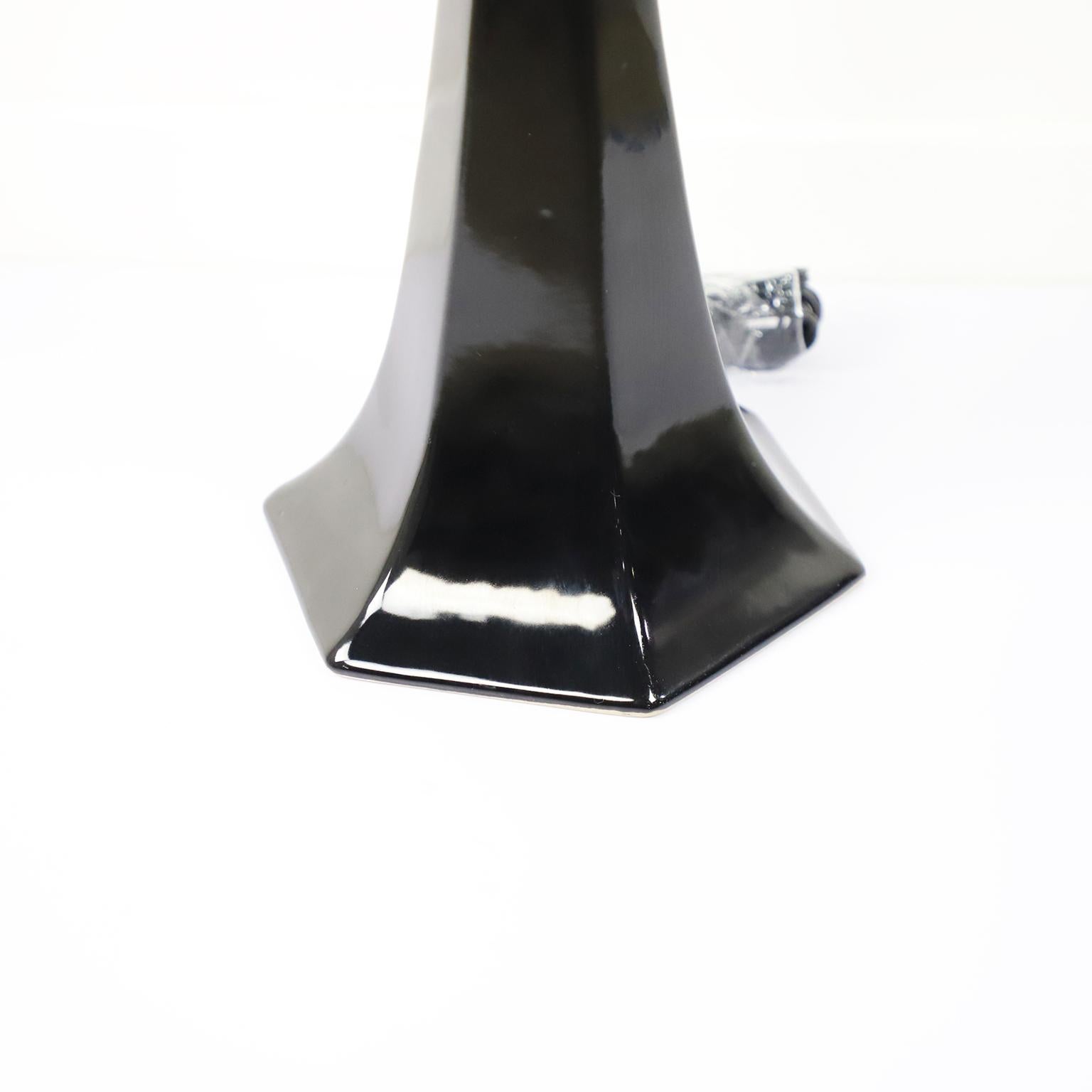Circa 1940. Nous vous proposons cette fantastique lampe de table Art Déco en céramique et verre.