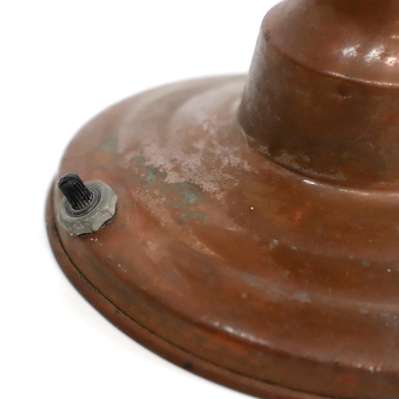 Circa 1920. Nous offrons cette fantastique lampe de table Art Déco fabriquée en cuivre, belle patine.