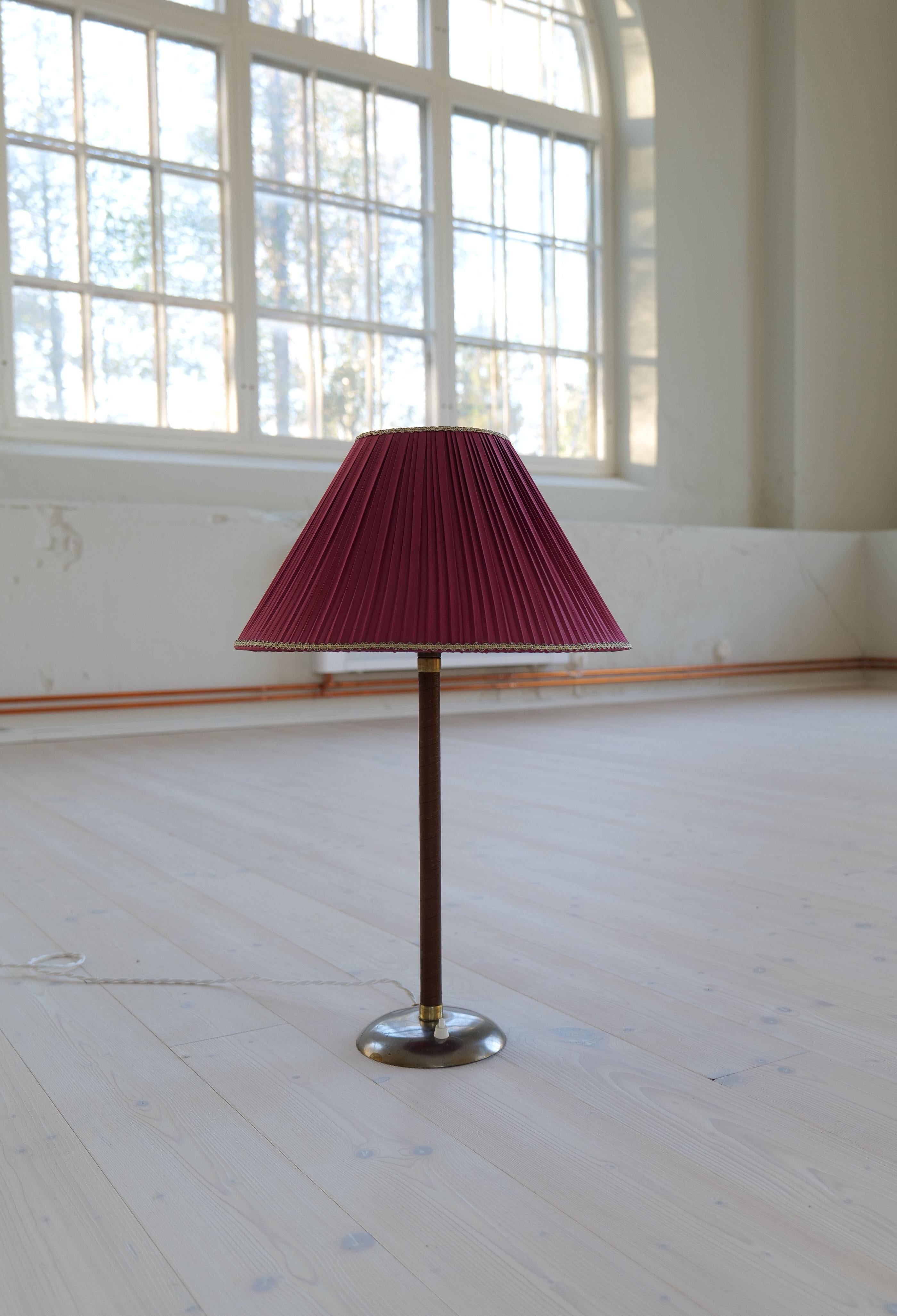 Genuinely nice Art Deco Swedish table lamp made in the 1940s . With a brass chrome base and a leather rod. The top gifted with brass and opaline glass. 

Good condition with some wear consistent with age and use. The brass base can be