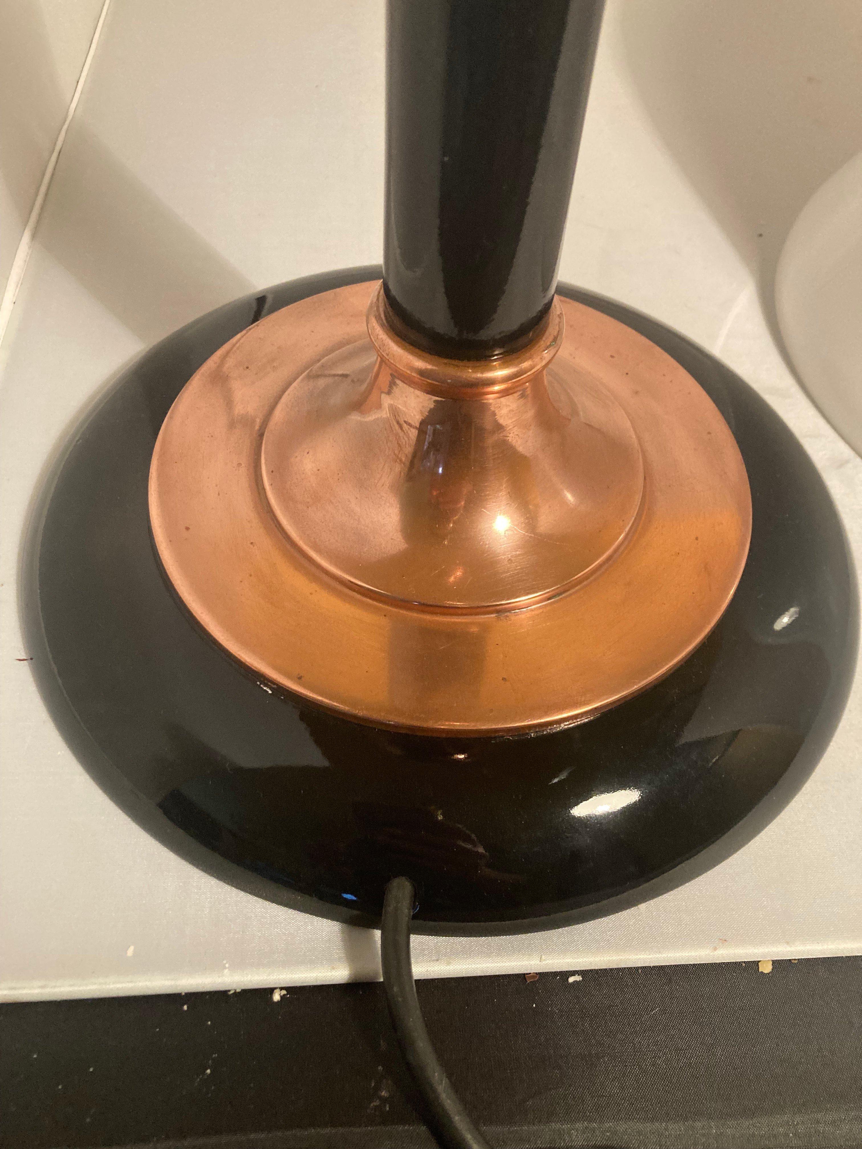 Clásico del diseño de la era Art Déco.
Lámpara de mesa, modelo 