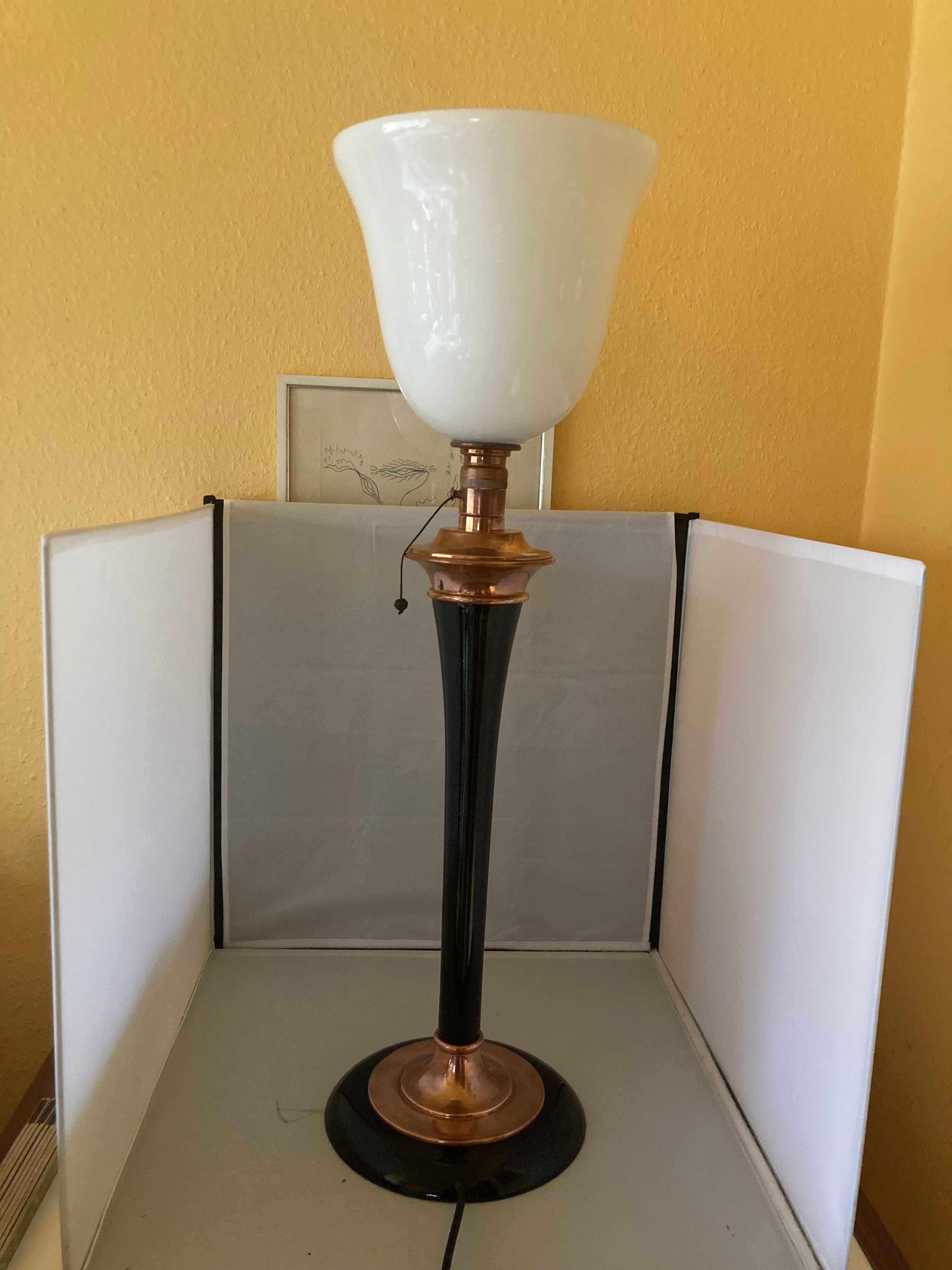 Lámpara de mesa Art Déco. Modelo 