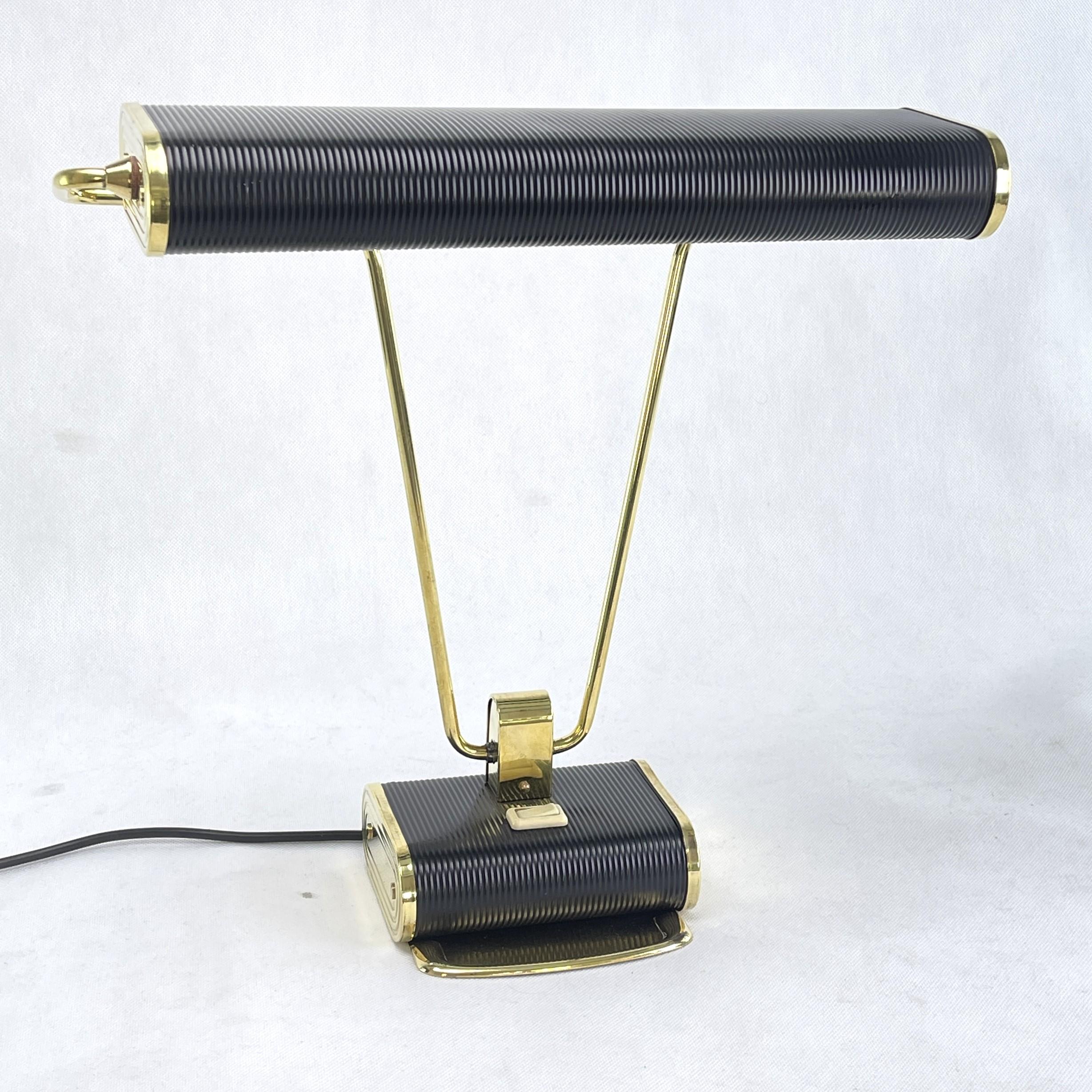 Art Deco table lamp from JUMO - Model N71

This original Art Deco desk lamp is often attributed to the legendary designer Eileen Gray. However, this popular desk lamp was designed by André Mounique and unmistakably combines the elegance and