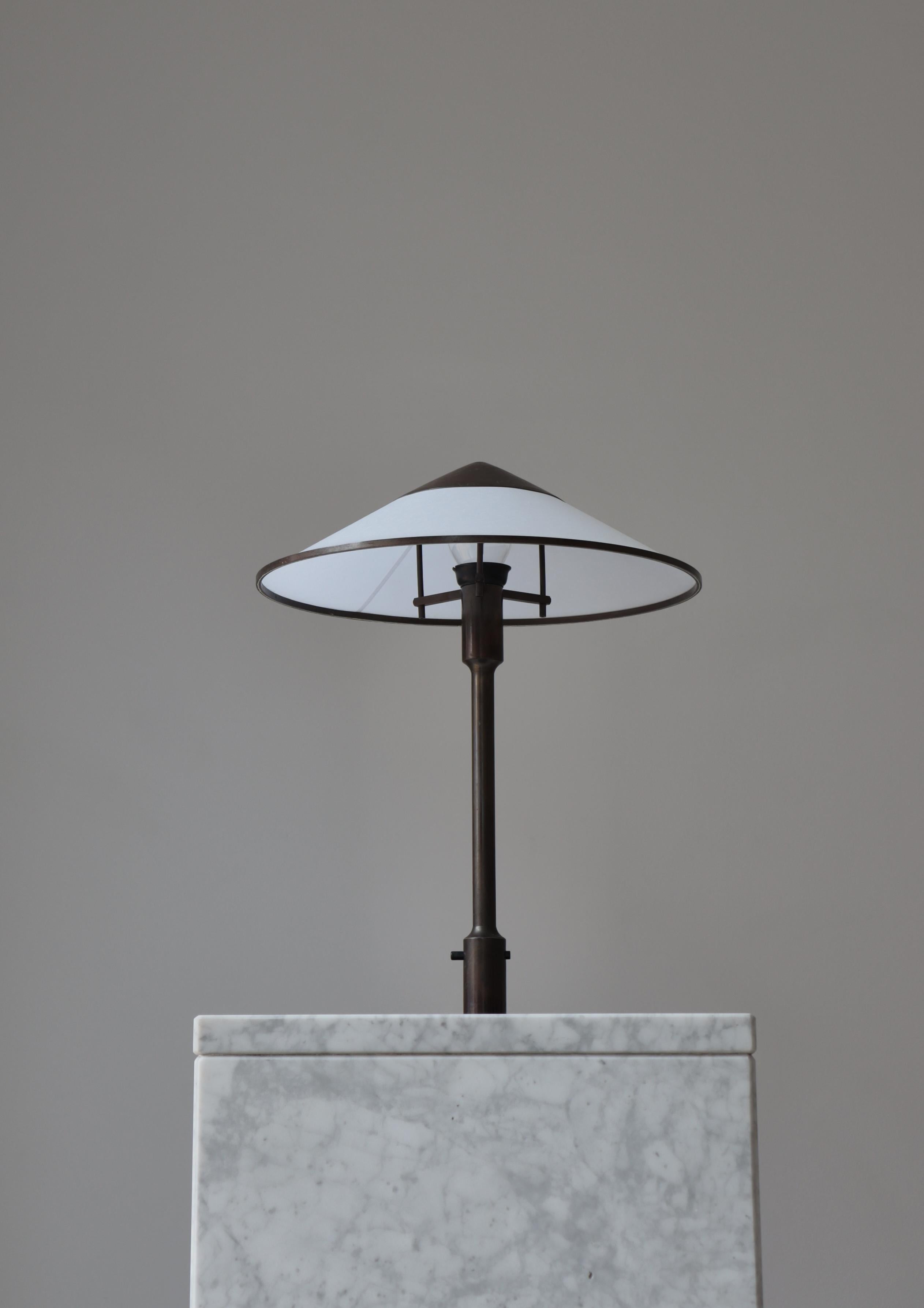 Danois Lampe de bureau Art Déco modèle T3-major en laiton bruni par N.R. Thykier, Danemark 1930 en vente