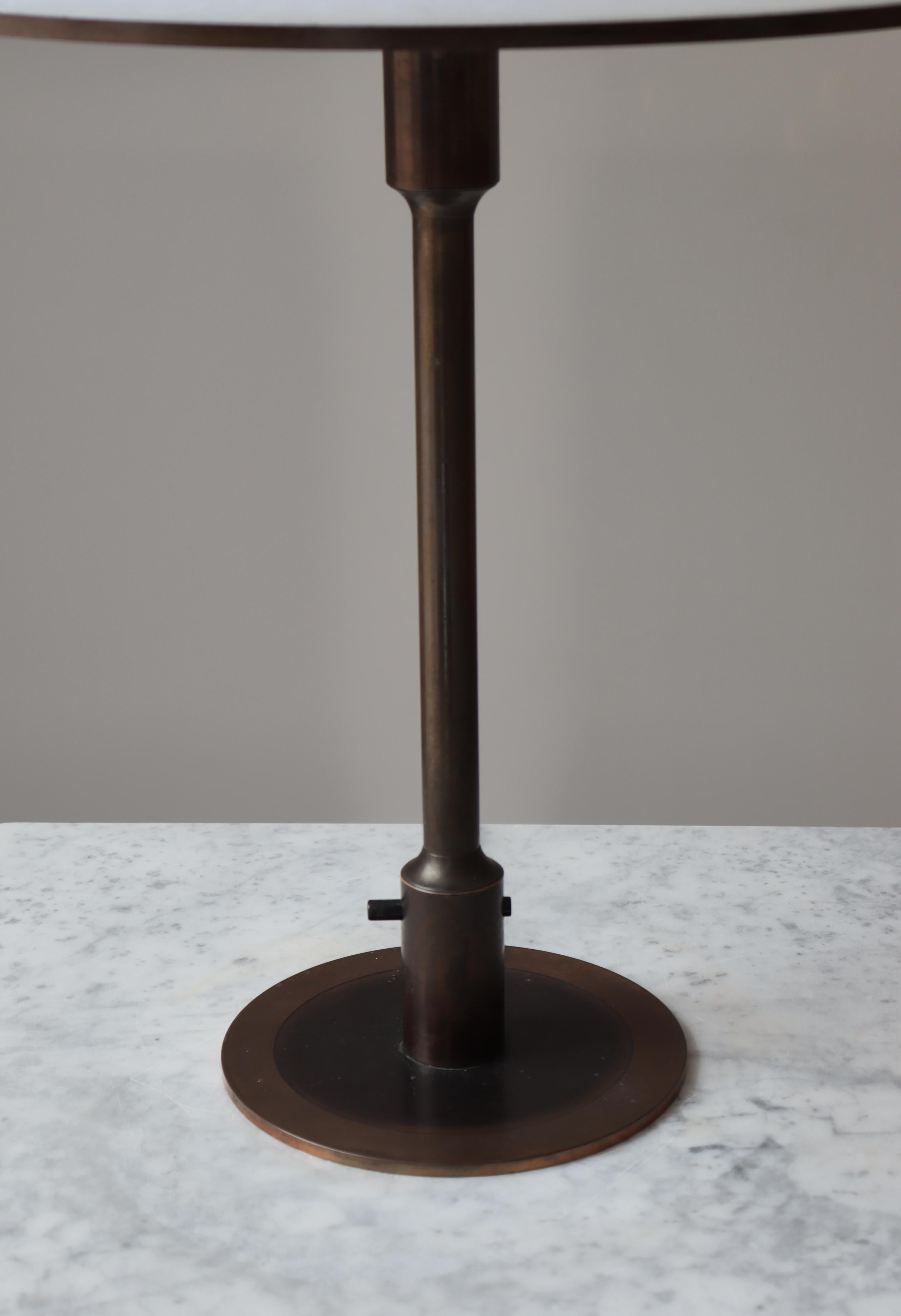 Lampe de bureau Art Déco modèle T3-major en laiton bruni par N.R. Thykier, Danemark 1930 Bon état - En vente à Odense, DK