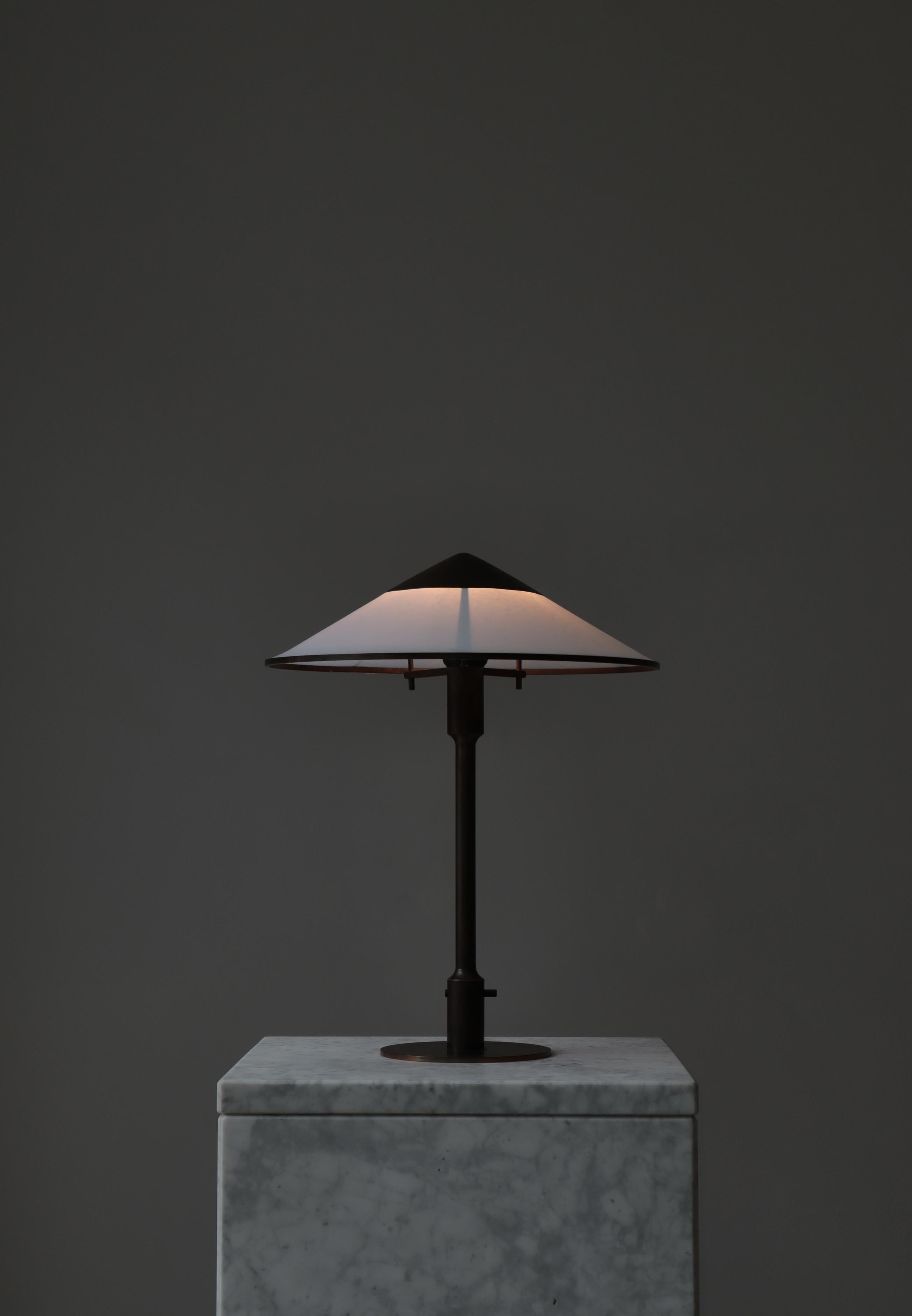 Milieu du XXe siècle Lampe de bureau Art Déco modèle T3-major en laiton bruni par N.R. Thykier, Danemark 1930 en vente