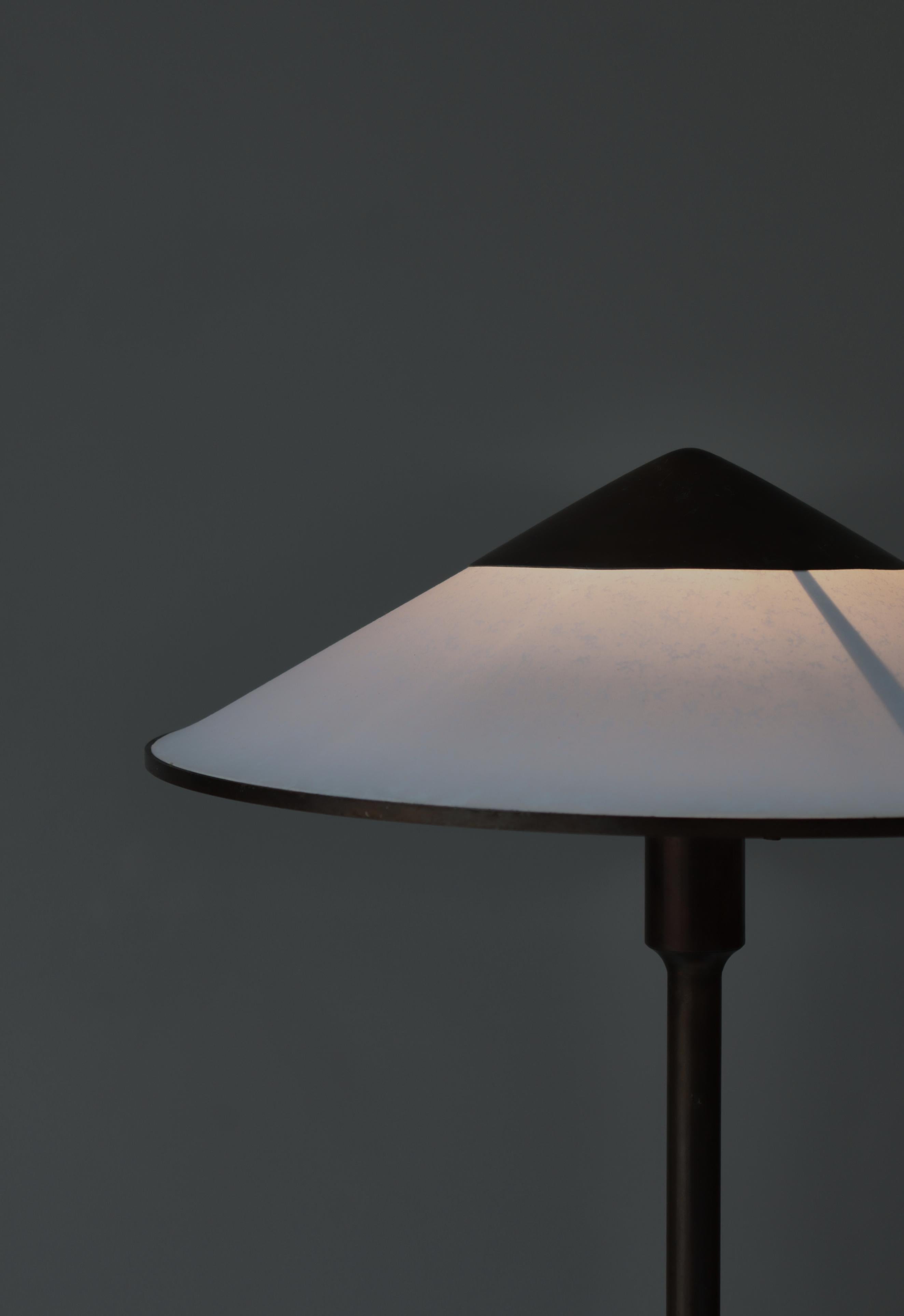 Laiton Lampe de bureau Art Déco modèle T3-major en laiton bruni par N.R. Thykier, Danemark 1930 en vente
